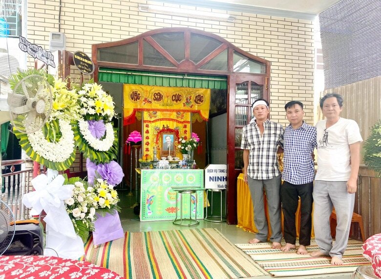 Hình ảnh con trai Thương Tín - Thanh Tùng (bìa trái) đội tang bố.