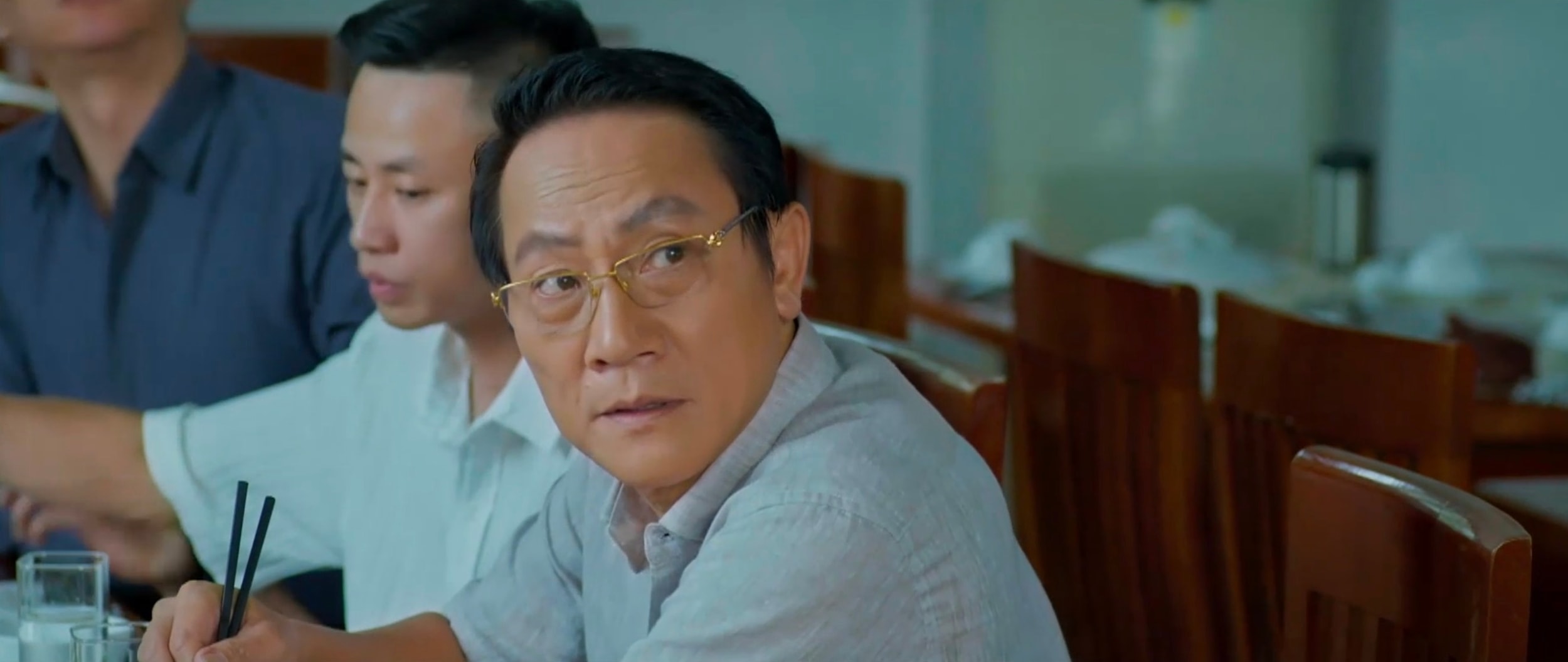 Gia đình trái dấu - Tập 5: Nói dối làm quản lý, vợ xấu hổ gặp chồng và đồng nghiệp ở nhà hàng- Ảnh 1.