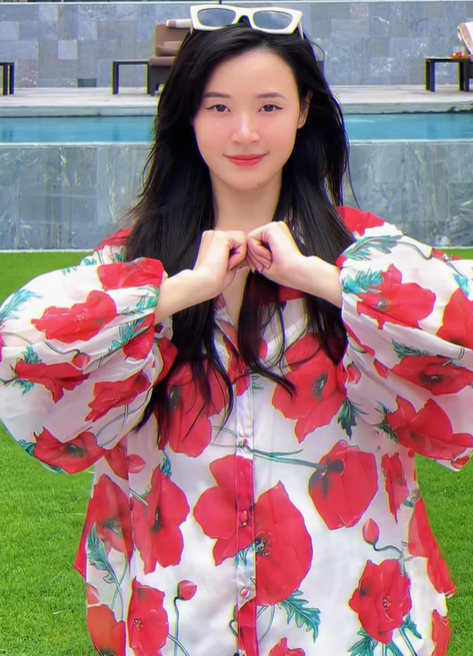 Midu thường chọn trang phục rộng trong thời gian gần đây.