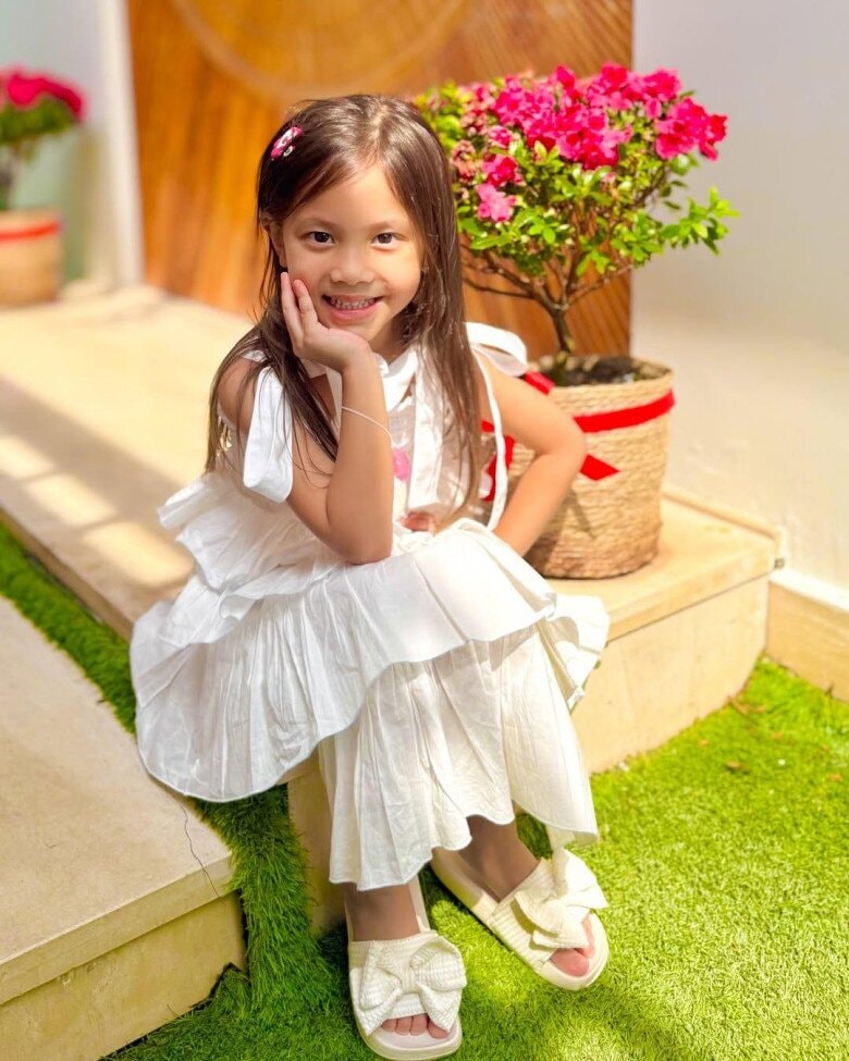 Bé Lisa thừa hưởng nhan sắc xinh đẹp từ mẹ.