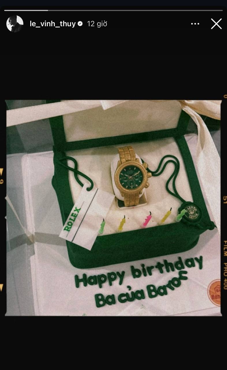 Chiếc bánh kem sinh nhật của Vĩnh Thụy có dòng chữ 'Happy Birthay ba của Baron'.
