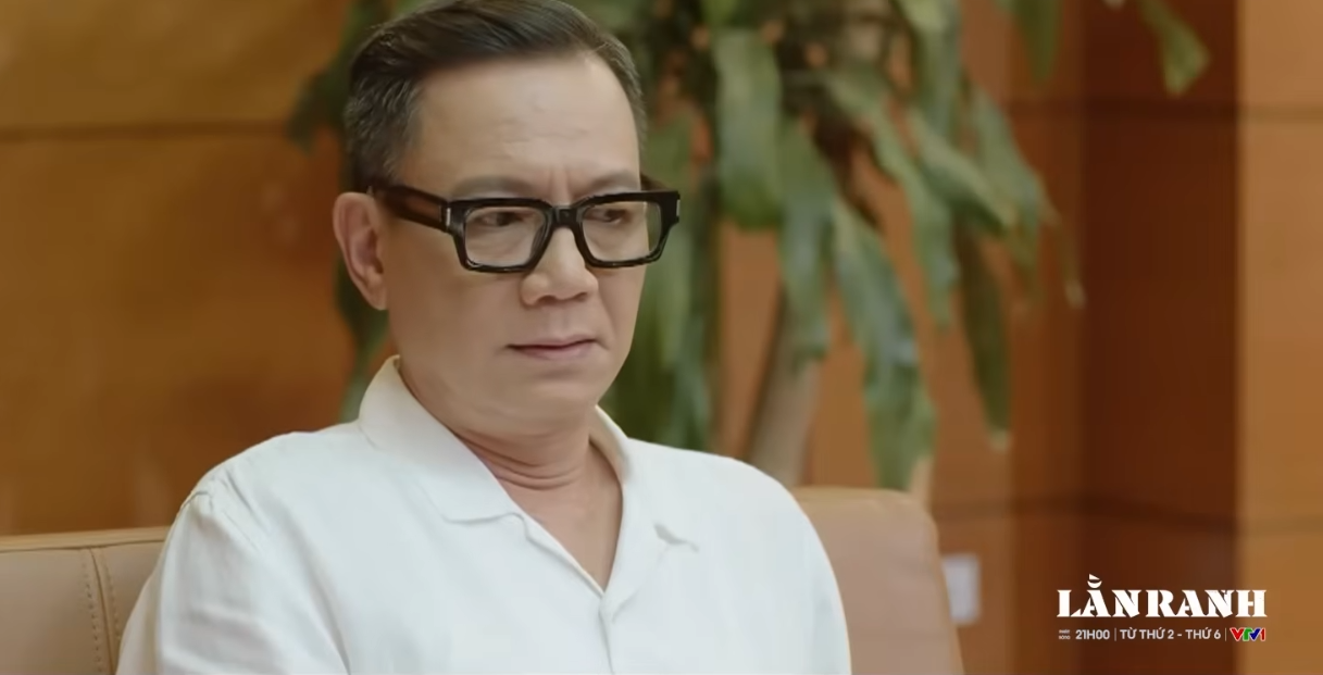 Cảnh trong phim Lằn ranh tập 28, Bí thư Sơn xử lý vấn đề sổ hồng của chung cư Trinh Tam.