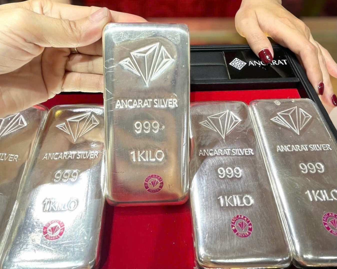 Giá bạc đạt đỉnh 14 năm, hướng tới mức kỷ lục mới