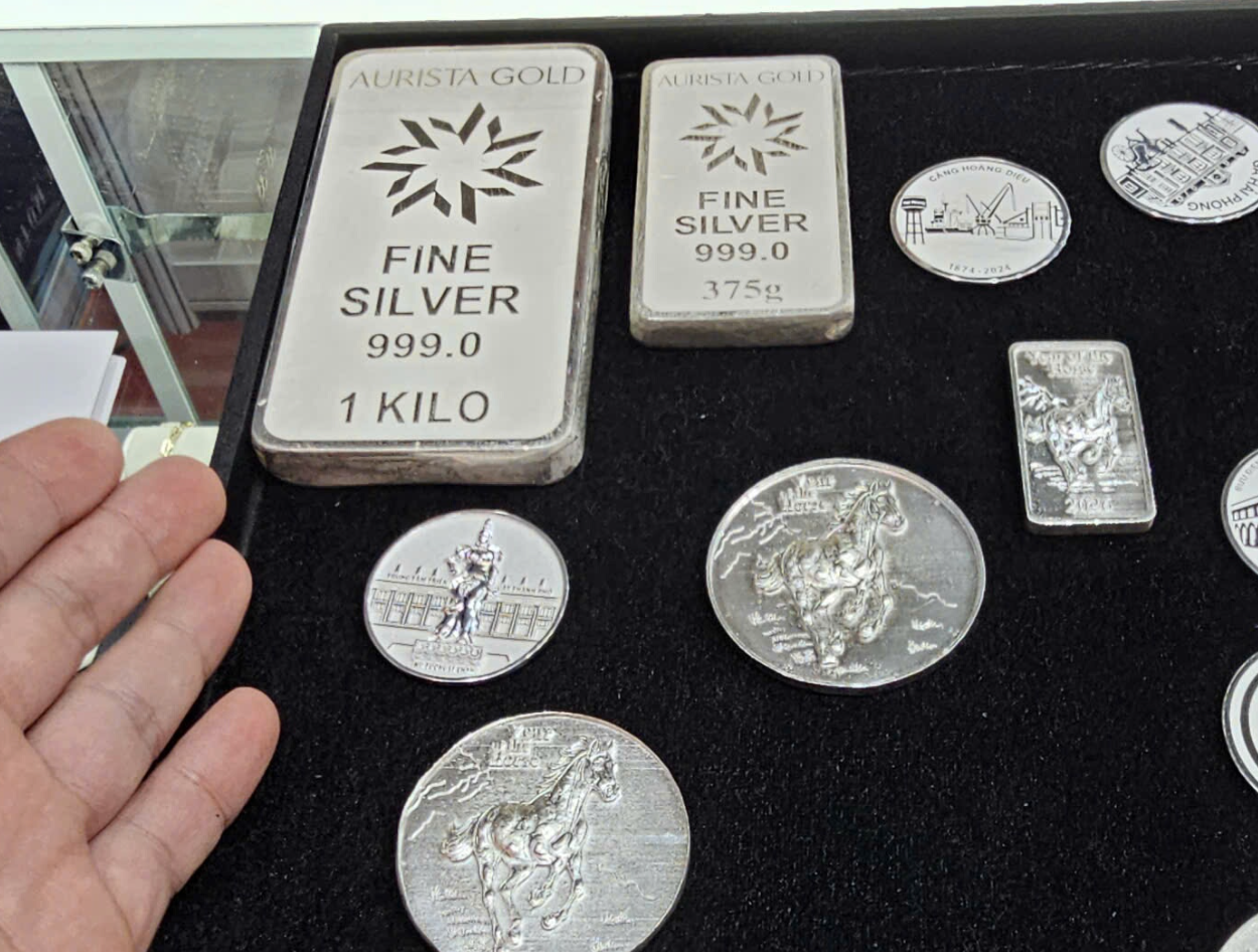 Giá bạc hôm nay 11/12/2025: Tiếp tục leo lên gần 62 USD/ounce