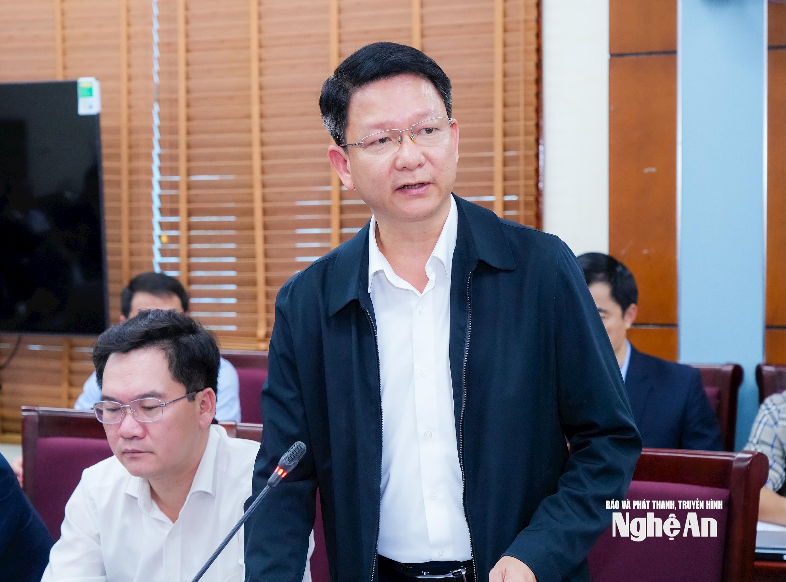 সে পড়াশোনা করে