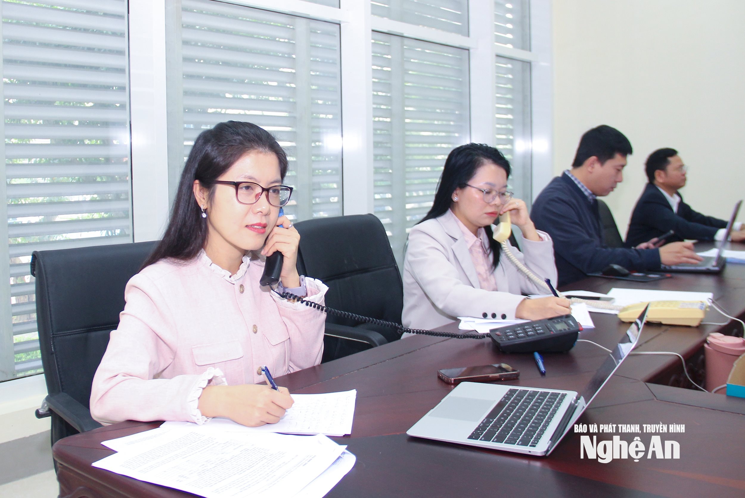 회의에서 온라인 전화 상담 서비스를 담당하는 팀원들. 사진: 마이 호아