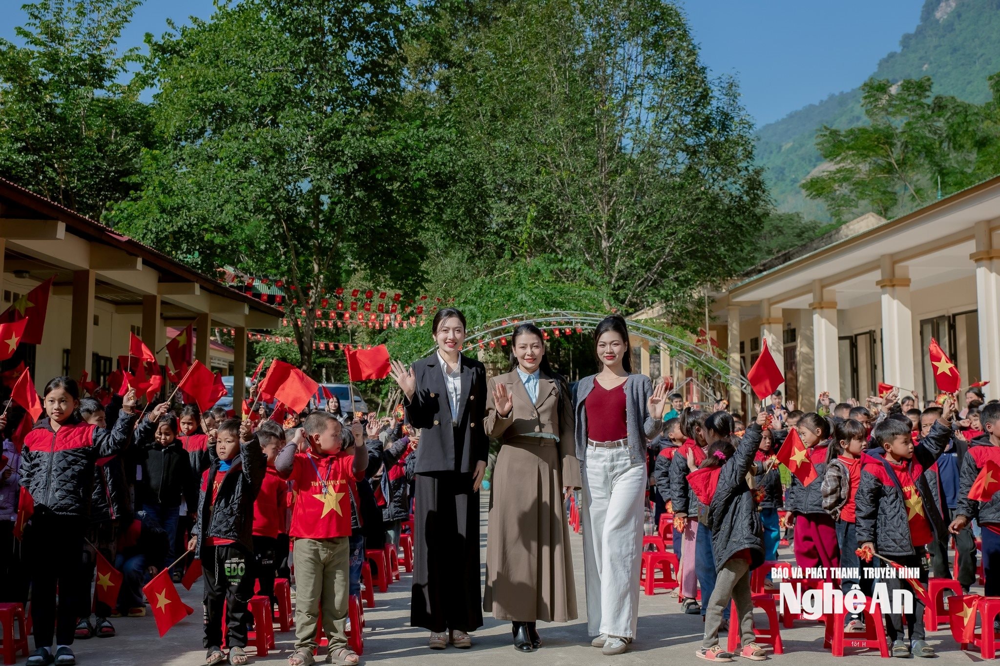 Á hậu Kha Thị Thơ (ngoài cùng bên trái) trong chuyến tình nguyện tại xã Tương Dương. Ảnh - NVCC