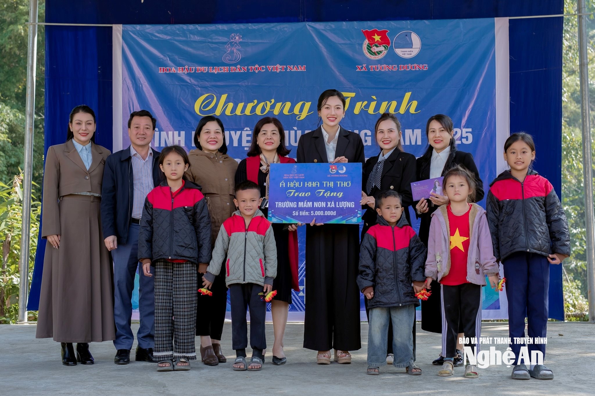 Á hậu Kha Thi Thơ tặng quà cho Trường màm non Xá Lượng. Ảnh - NVCC