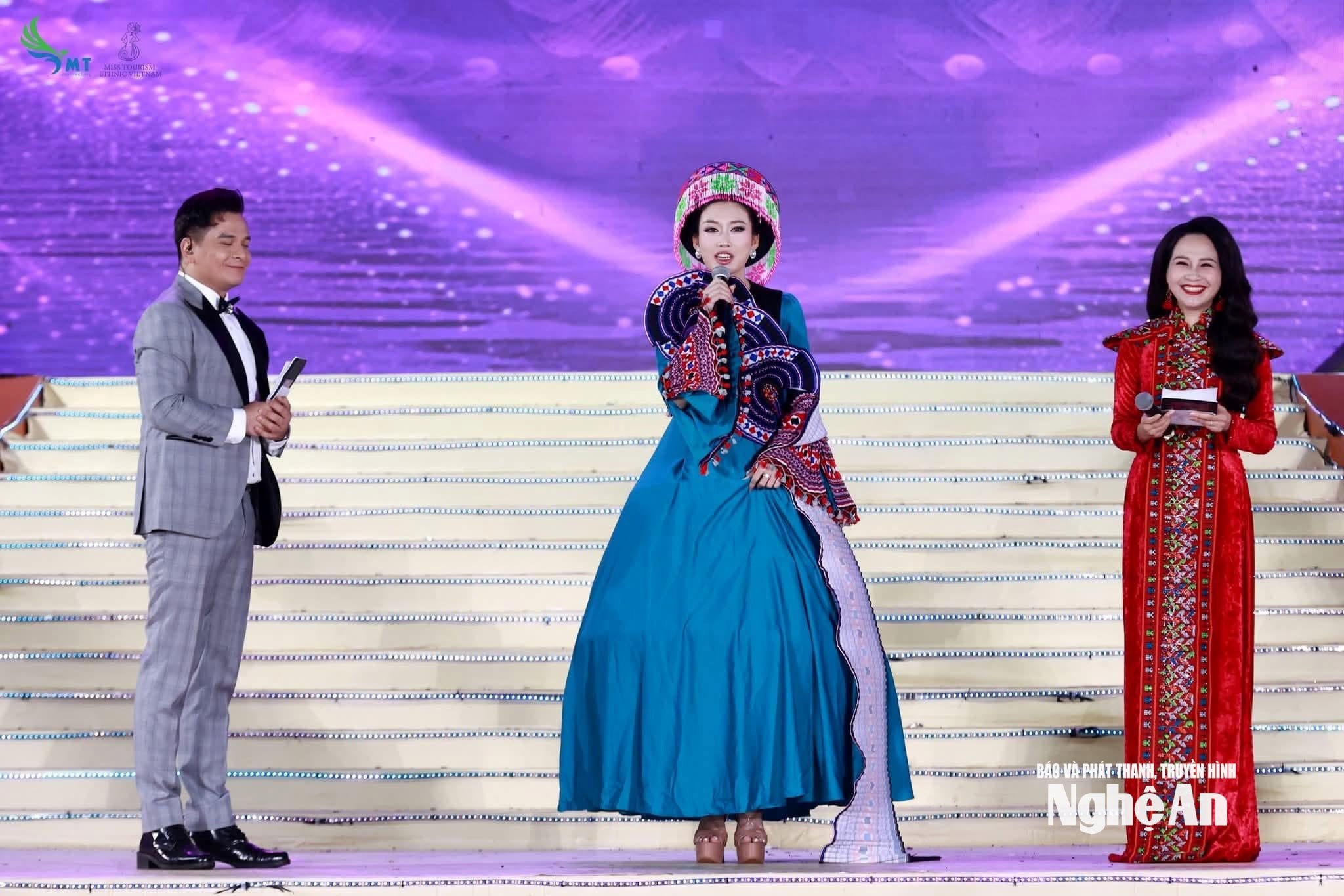 Á hậu Kha Thị Thơ tham gia phần thi ứng xử trong đêm chung kết. Ảnh - NVCC