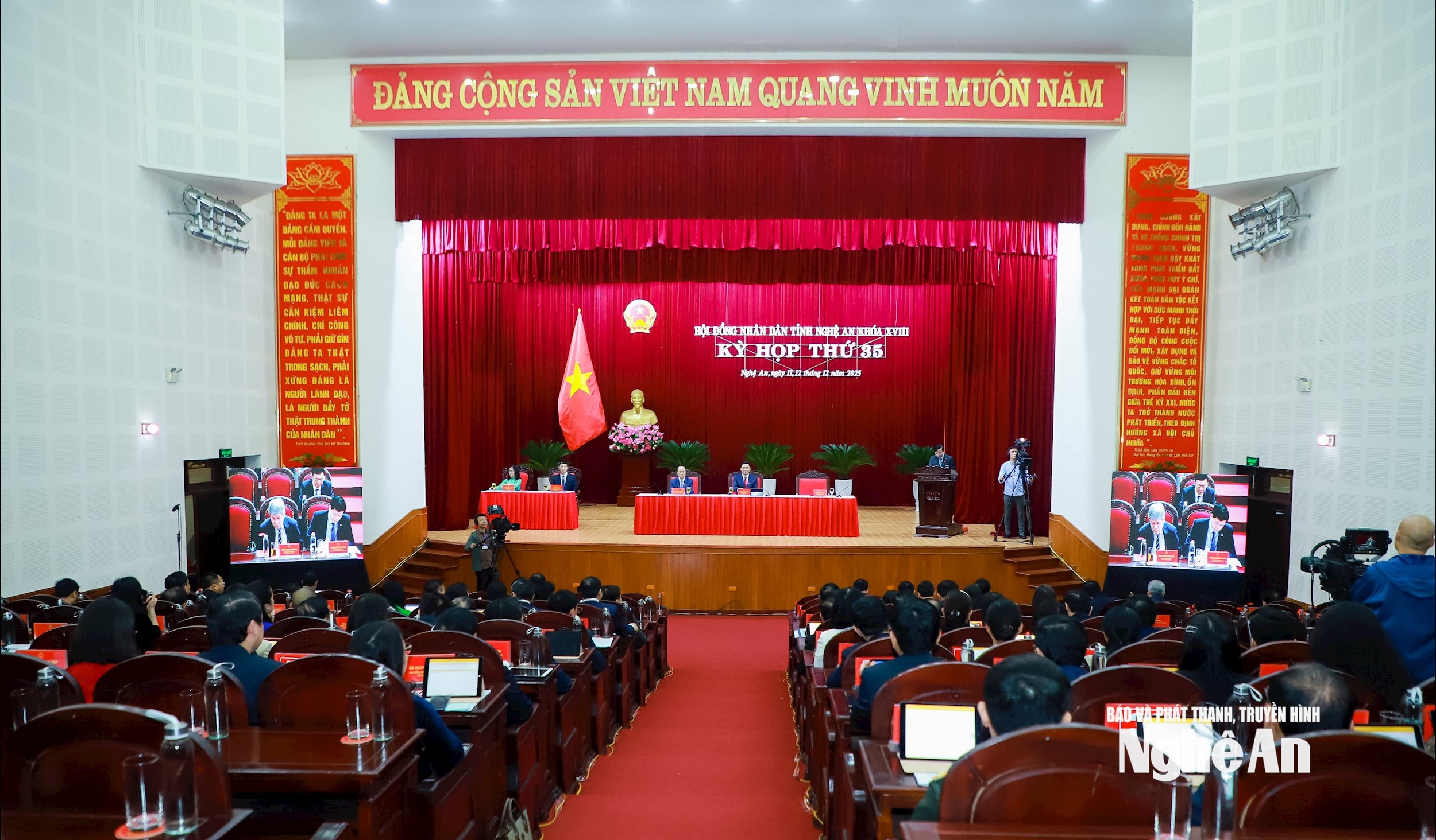 Quang cảnh Kỳ họp thứ 35, HĐND tỉnh khóa XVIII, nhiệm kỳ 2021 - 2026. Ảnh: Thành Duy