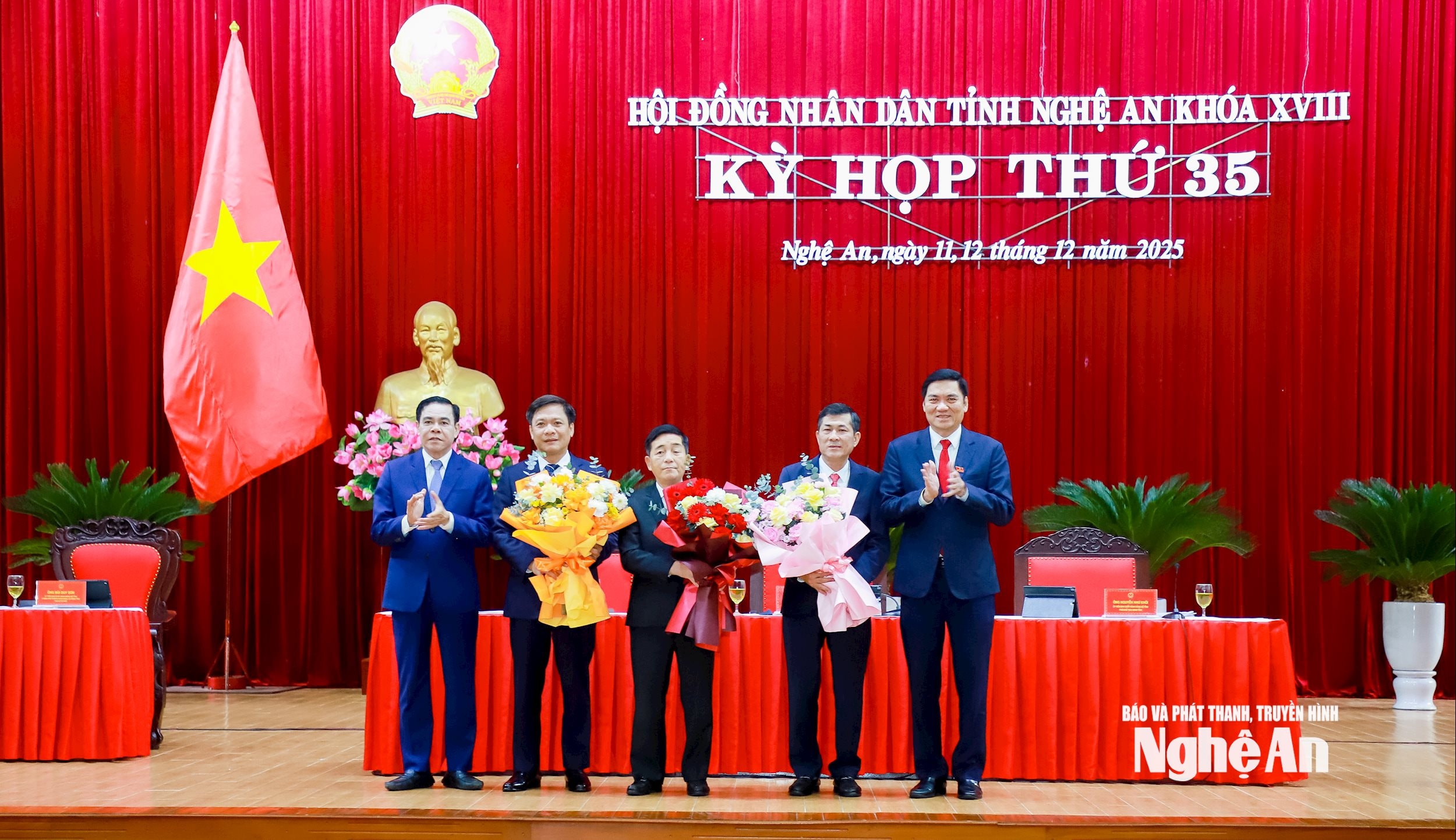 Các đồng chí: Hoàng Nghĩa Hiếu - Phó Bí thư Thường trực Tỉnh ủy, Chủ tịch HĐND tỉnh; Võ Trọng Hải - Phó Bí thư Tỉnh ủy, Chủ tịch UBND tỉnh tặng hoa chúc mừng tân Phó Chủ tịch UBND tỉnh Thái Văn Thành và các đồng chí vừa được miễn nhiệm, bầu làm Ủy viên UBND tỉnh. Ảnh: Thành Duy