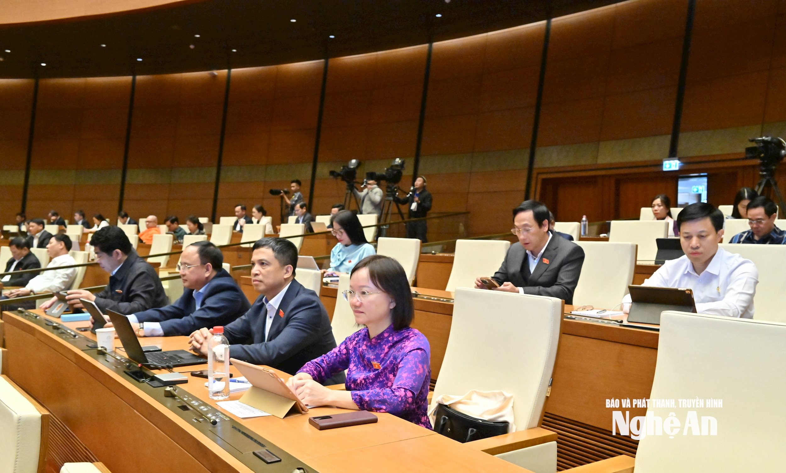 Các ĐBQH đoàn Nghệ An trong phiên làm việc sáng 11/12. Ảnh: Nam An