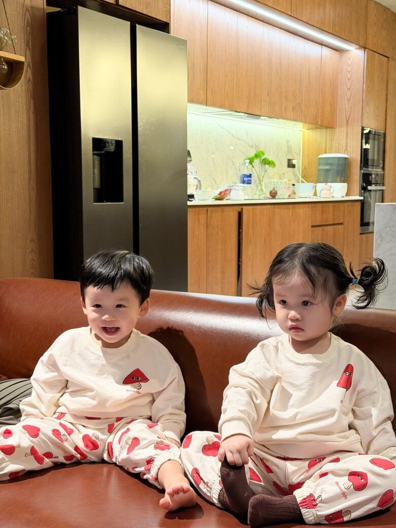 2 con lai Hàn - Việt của Sam sở hữu ngoại hình đáng yêu, dễ thương.