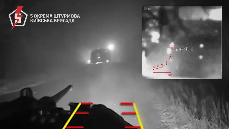 Phương tiện chiến đấu không người lái mặt đất Droid TW 12.7 bắn hạ một xe bọc thép chở quân MT-LB của Nga.