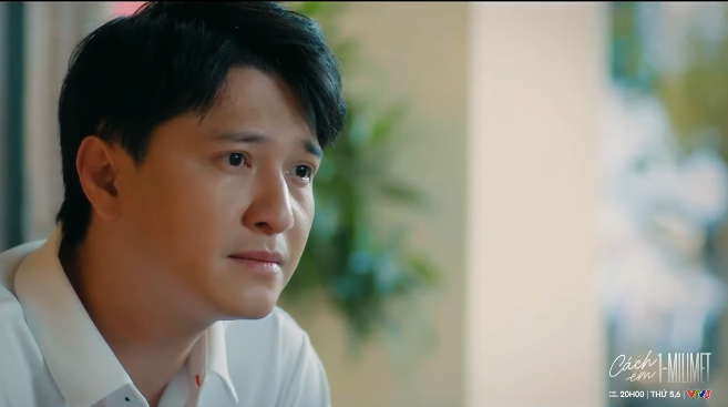 Trong cuộc trò chuyện, Bách nhận thấy sự gượng gạo và không hạnh phúc của chị gái Ngân.