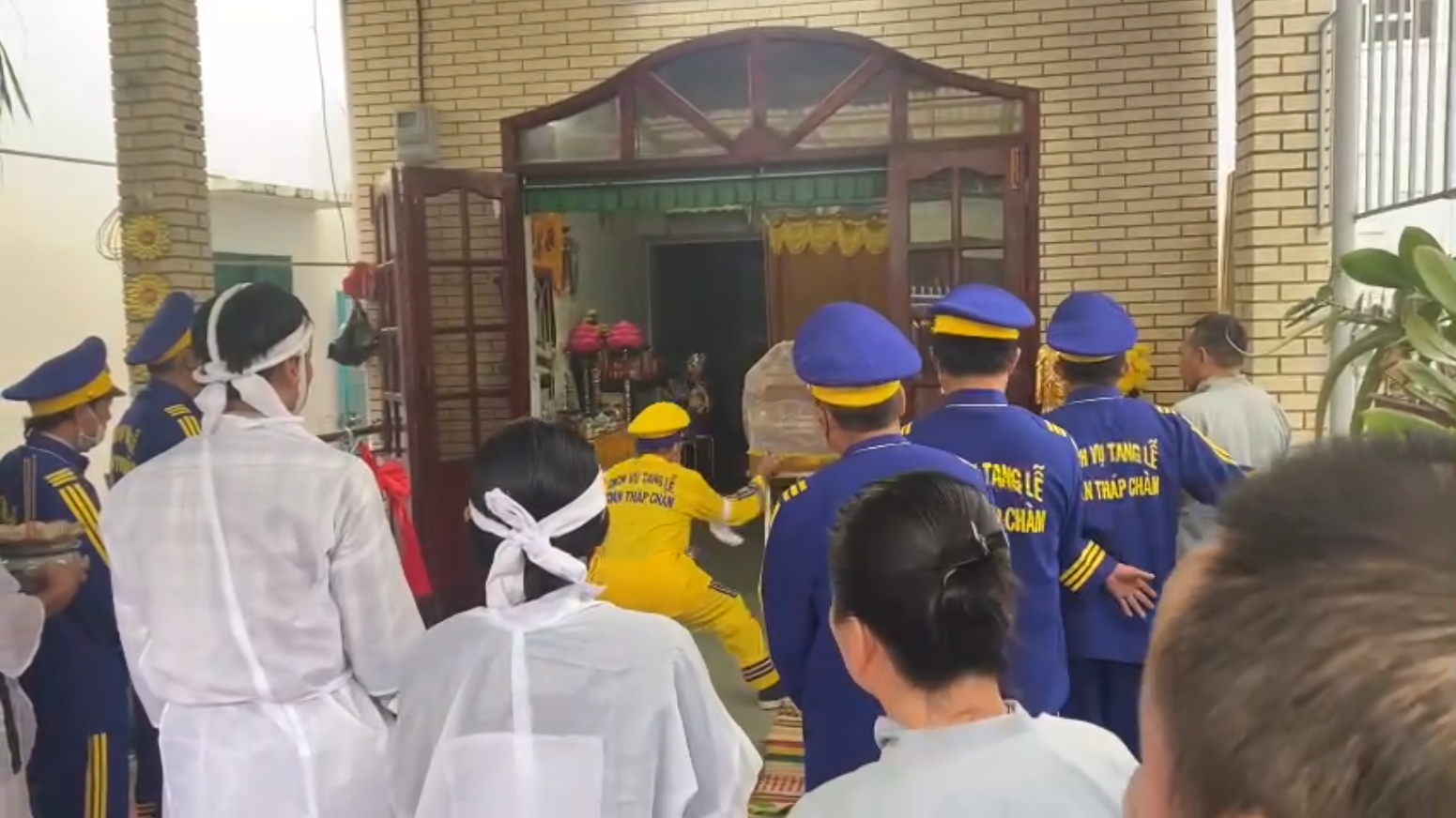 Quang cảnh trước khi đưa nam nghệ sĩ về nơi an nghỉ cuối cùng.