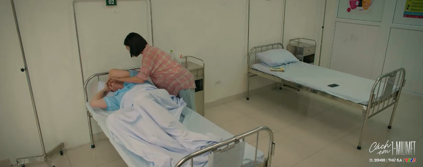 Cảnh trong phim Cách em 1 milimet, khi Tú chăm sóc cho Bách trong bệnh viện.