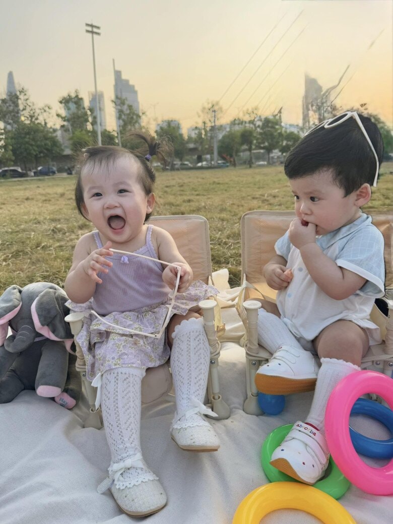 2 con lai Hàn Quốc của Sam có tính cách khác biệt.