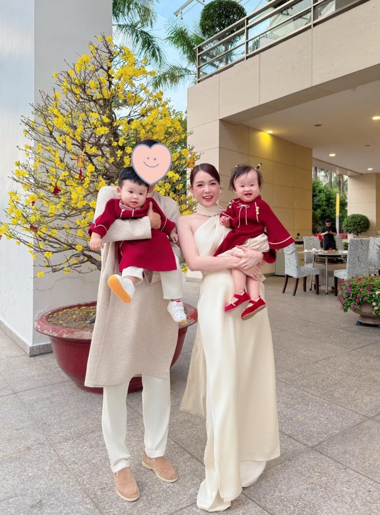 Gia đình hạnh phúc của Sam và chồng người Hàn Quốc giấu mặt.