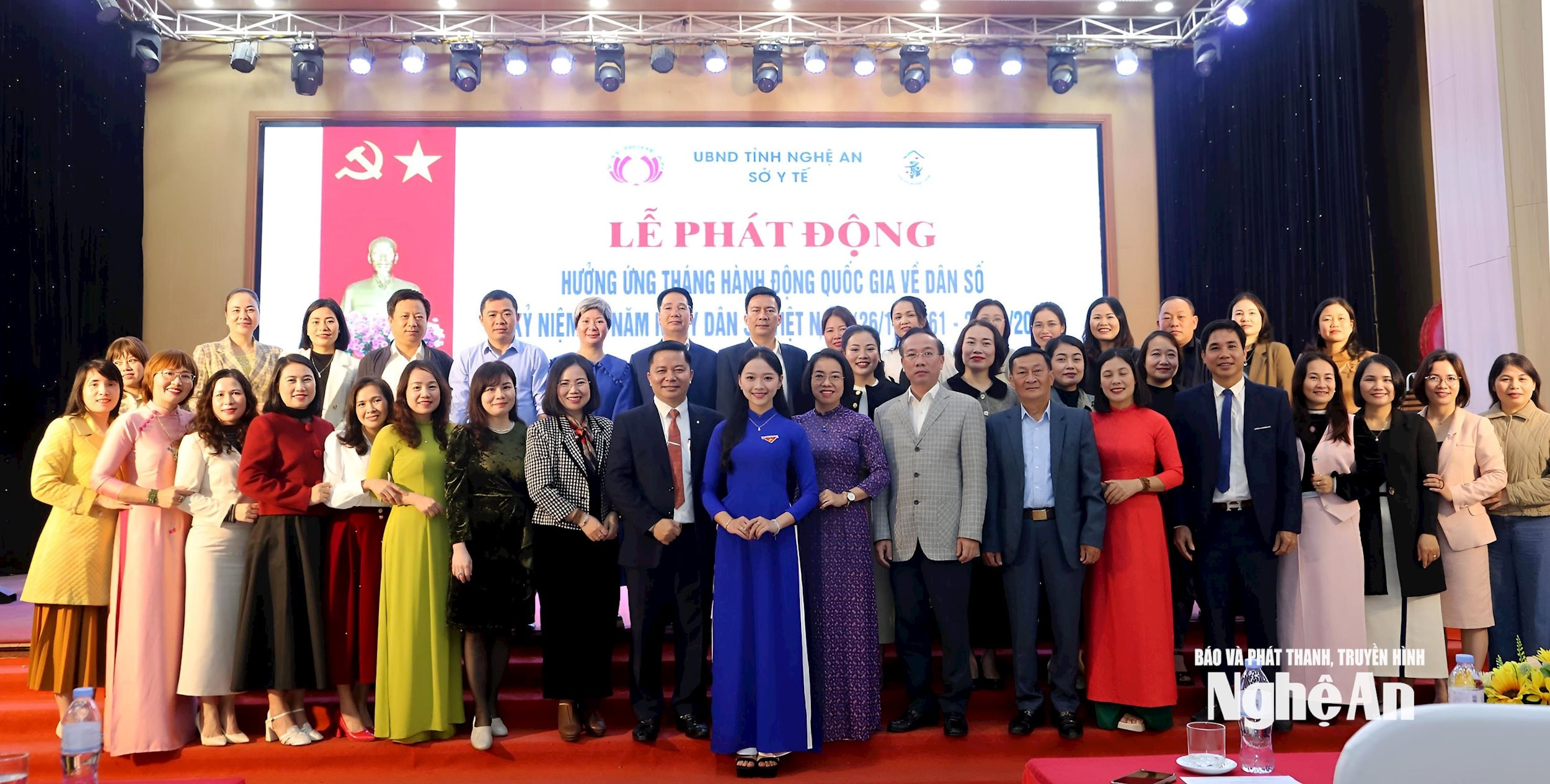 Delegații pozează pentru o fotografie comemorativă la ceremonia de lansare. Fotografie - My Ha