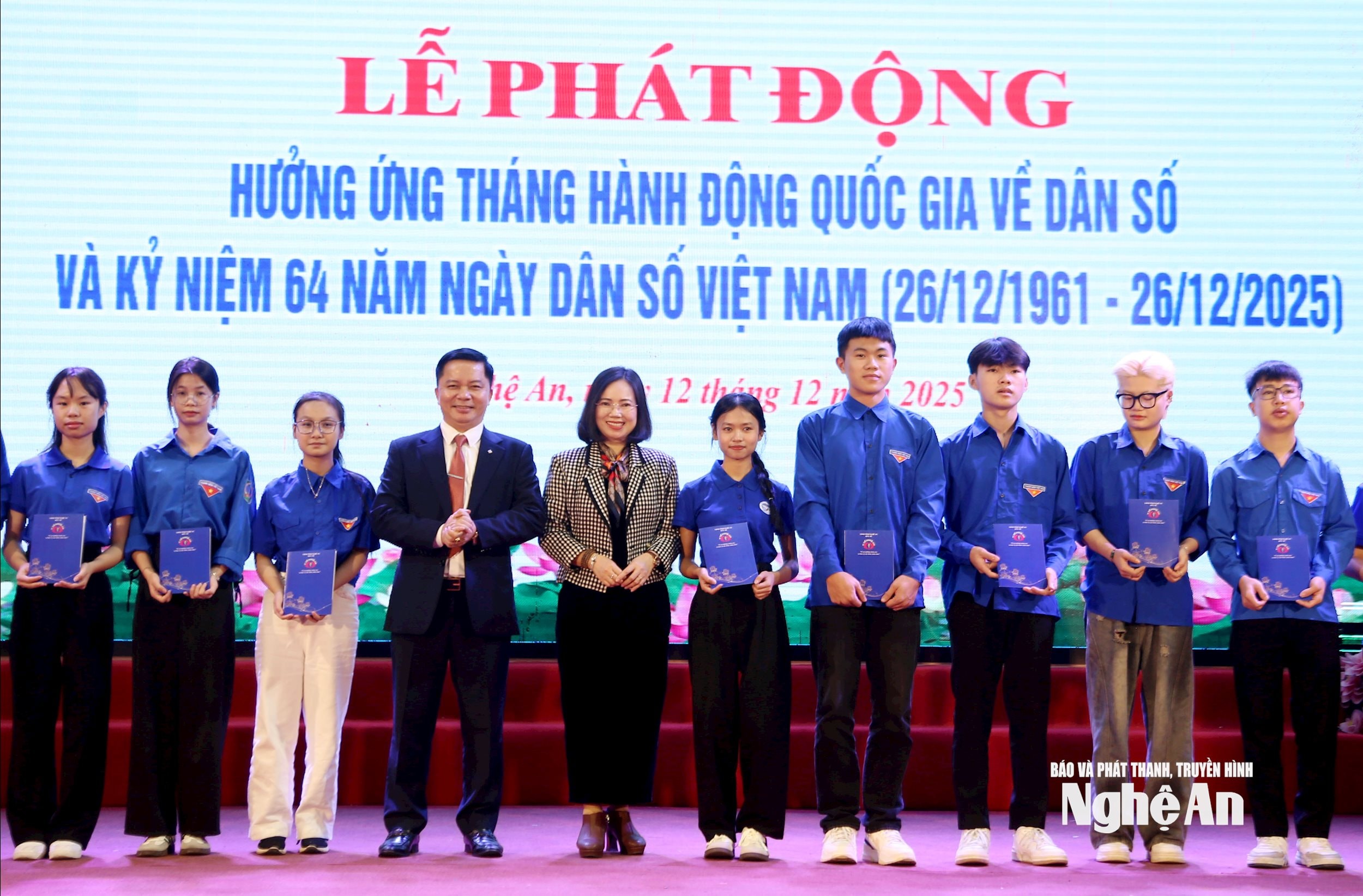 Liderii au oferit cadouri elevilor. Fotografie - My Ha