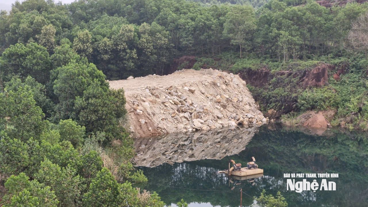 Một điểm đổ đất đá thải trong mỏ đá ruby - saphir Châu Bình. Ảnh: Nhật Lân