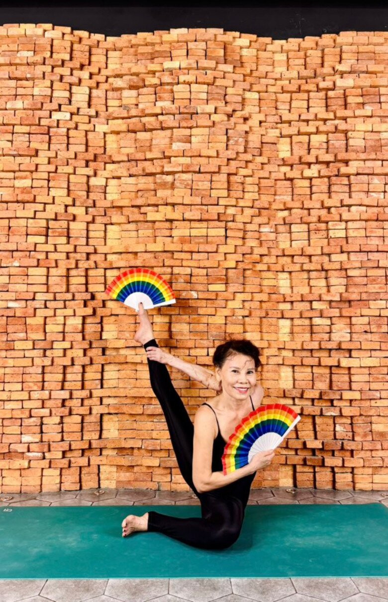 Mẹ ruột Hồ Ngọc Hà thường xuyên tập luyện yoga để giữ dáng.