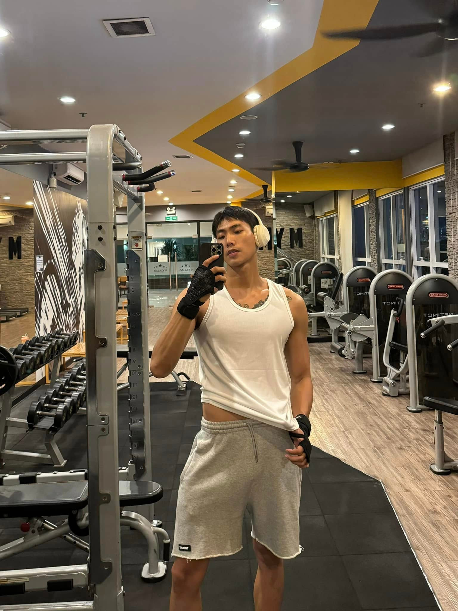 Hữu Long đang tập luyện tại phòng gym