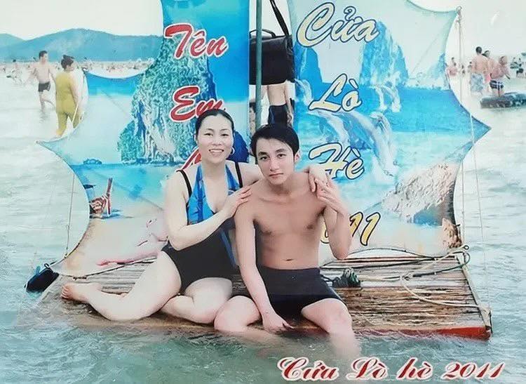 Bức ảnh cũ của Sơn Tùng bên mẹ từ năm 2011 được cư dân mạng chia sẻ chóng mặt