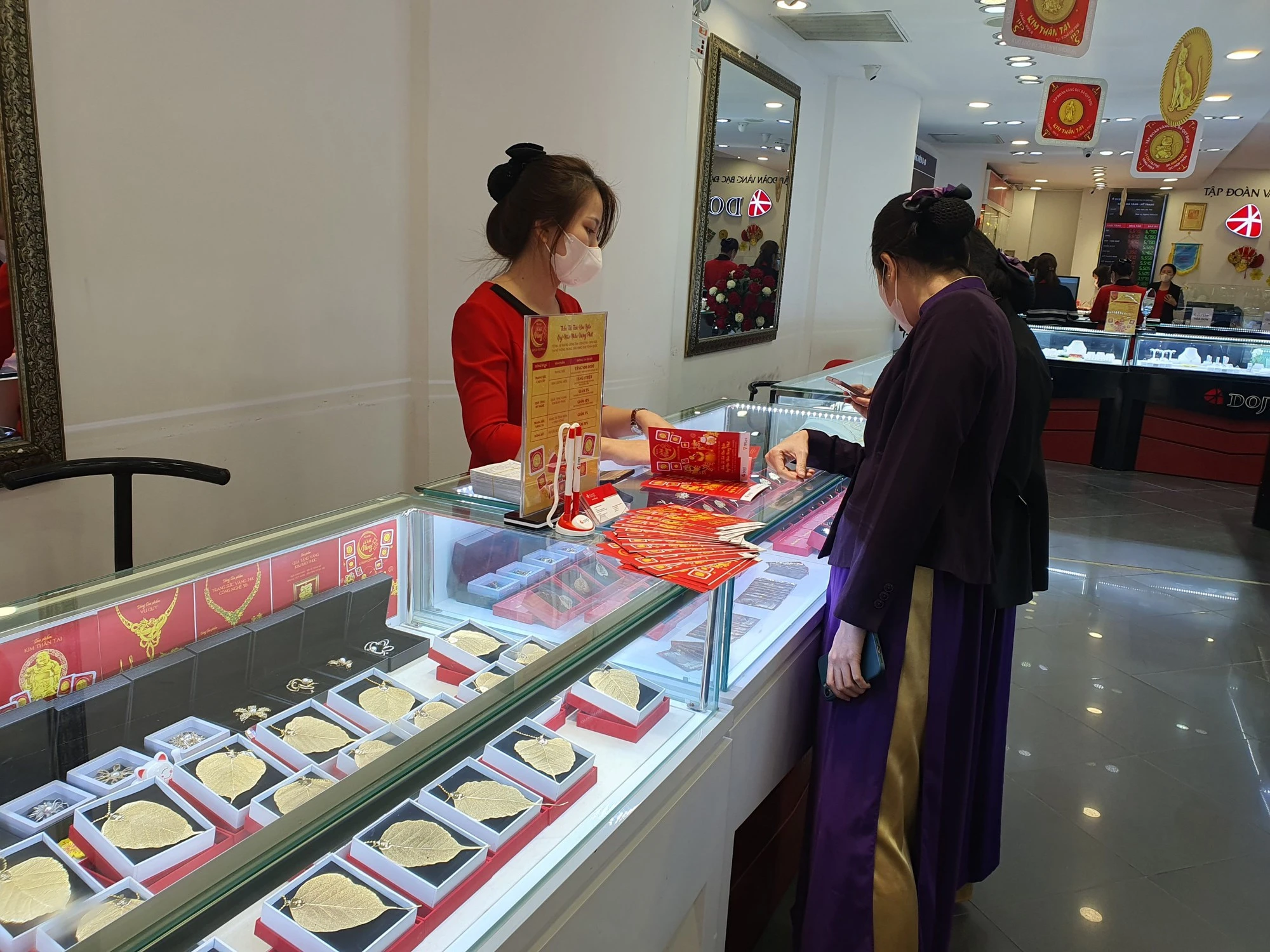 Giá vàng hôm nay 15/12/2025: Giá vàng ACB SJC PNJ BTMC, vàng nhẫn, vàng thế giới