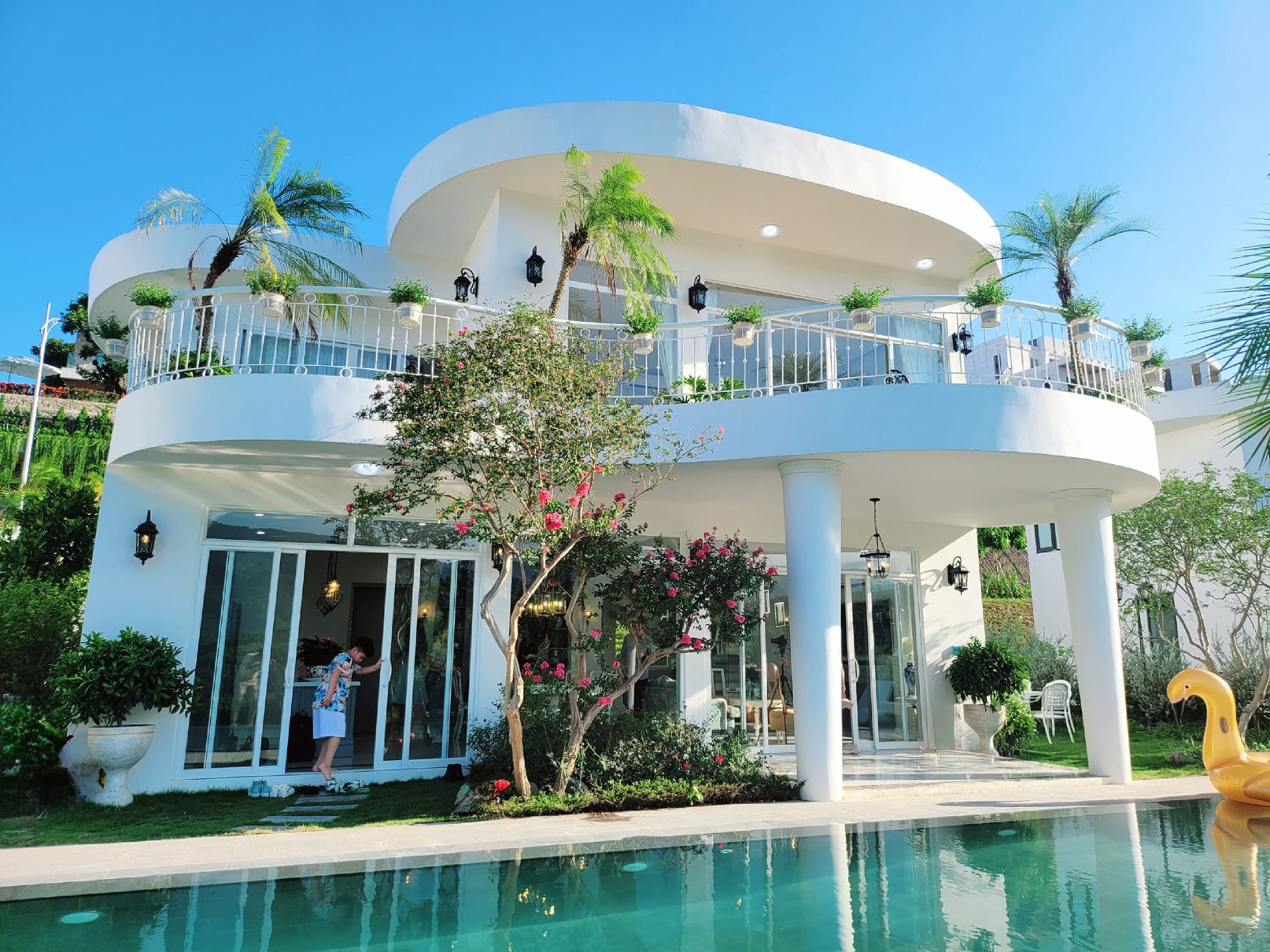 Biệt thự nghỉ dưỡng của gia đình Mạnh Trường tại Phú Thọ với hồ bơi và sân vườn rộng.