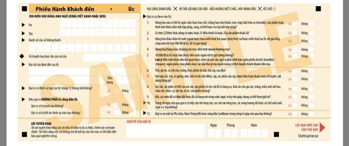 Tờ khai nhập cảnh Australia bằng tiếng Việt được tiếp viên phát trên máy bay cho khách. Ảnh: Minh Hien Dao