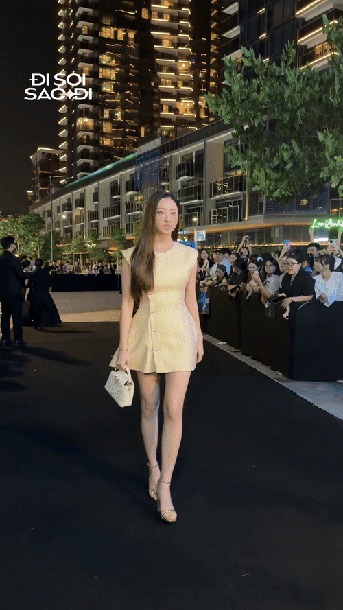 Lương Thùy Linh trình diễn catwalk với đôi chân dài 1,22m