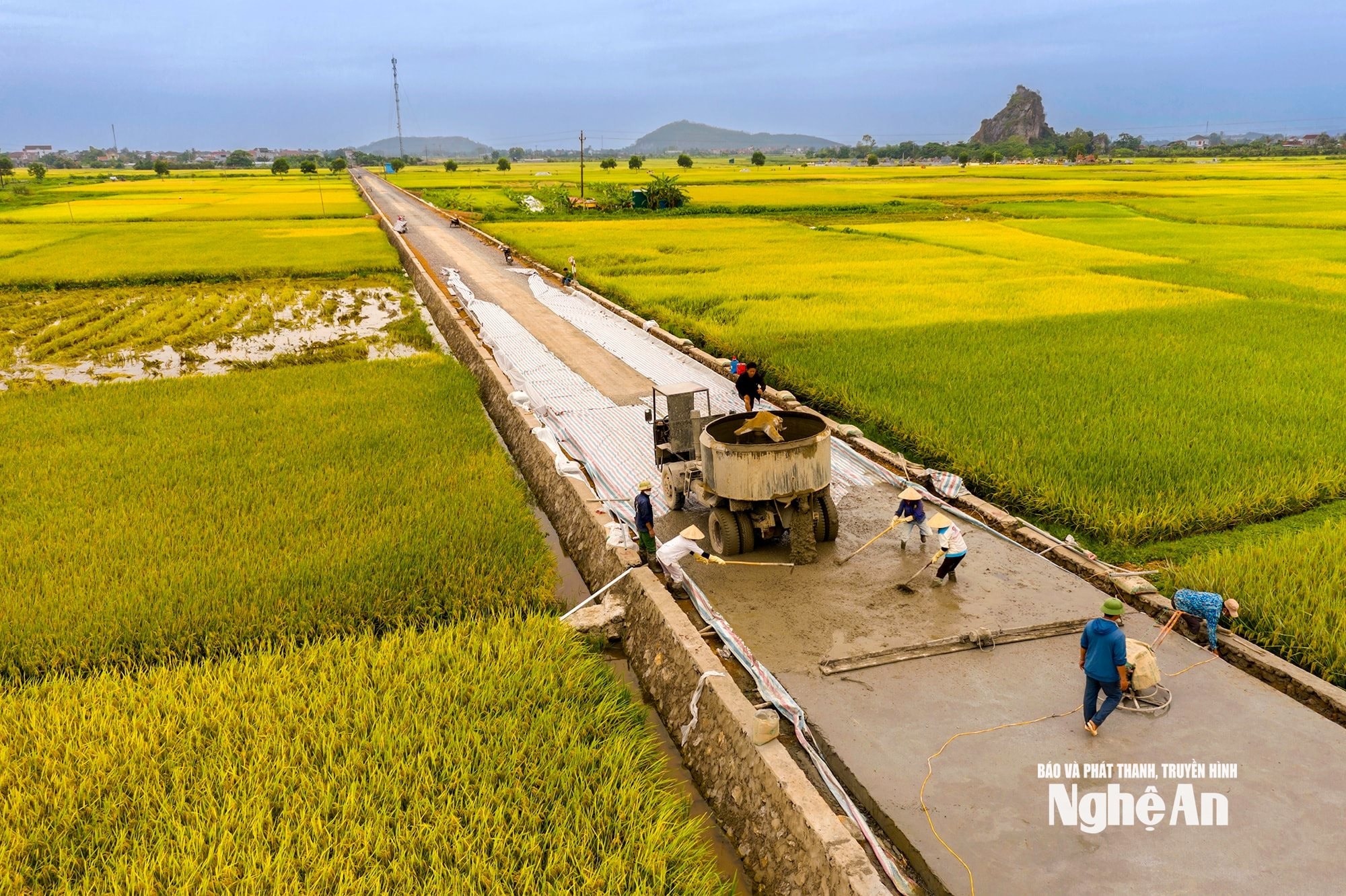 Bê tông hóa đường nội đồng ở xã Quỳnh Lưu. Ảnh Nhật Thanh