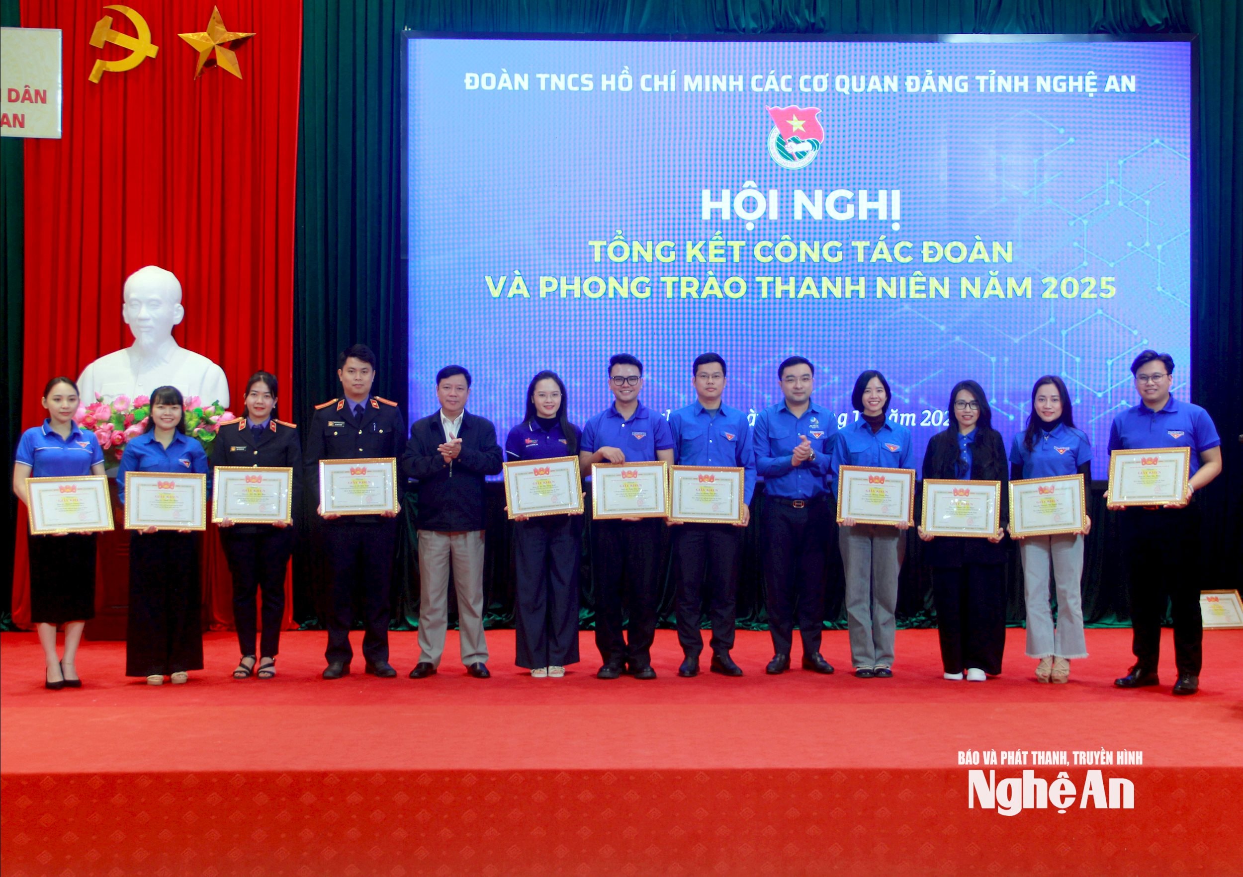 پارٹی کی صوبائی ایجنسیوں کے وفد نے نمایاں کارنامے انجام دینے والی شخصیات کو تعریفی اسناد پیش کیں۔ تصویر: کوانگ این