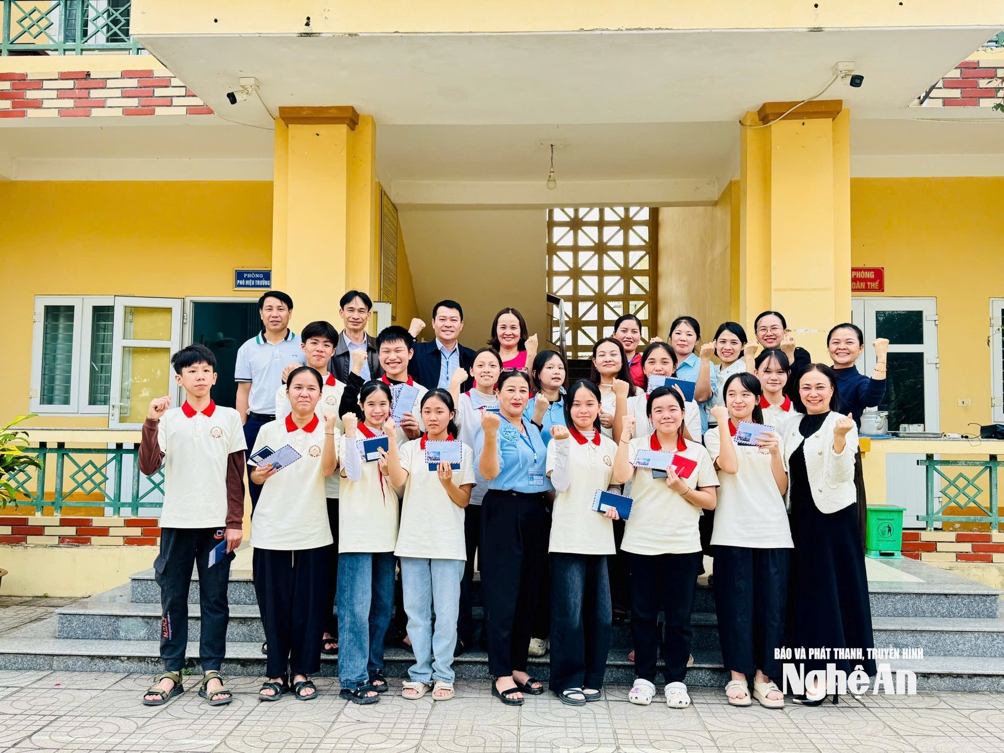 Đội tuyển học sinh giỏi Trường THCS Hạnh Thiết, xã Quỳ Châu đã có một mùa thi thành công với 2 thủ khoa. Ảnh - NTCC