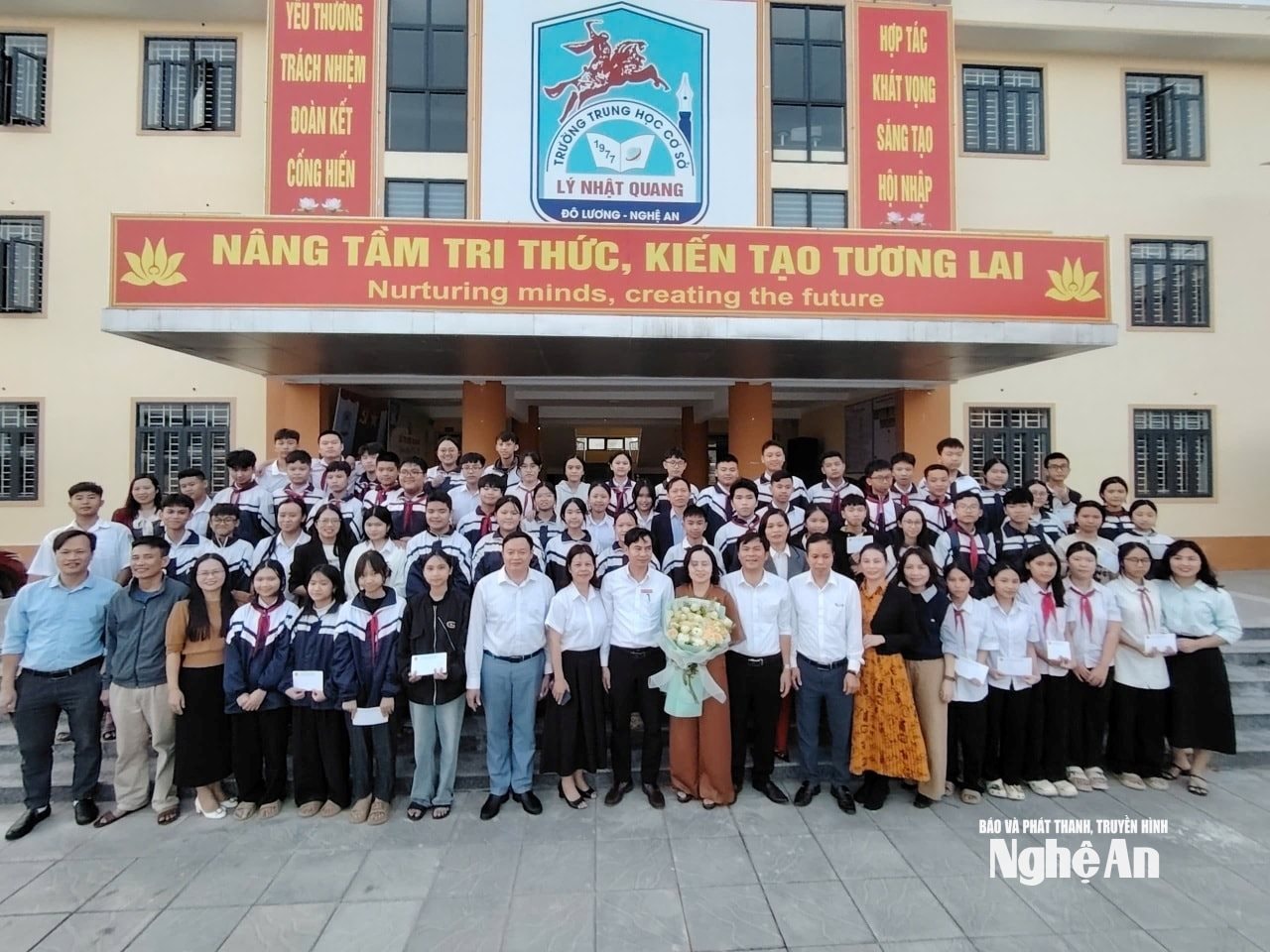 Đội tuyển học sinh giỏi Trường THCS Lý Nhật Quang với 1 em đạt thủ khoa 