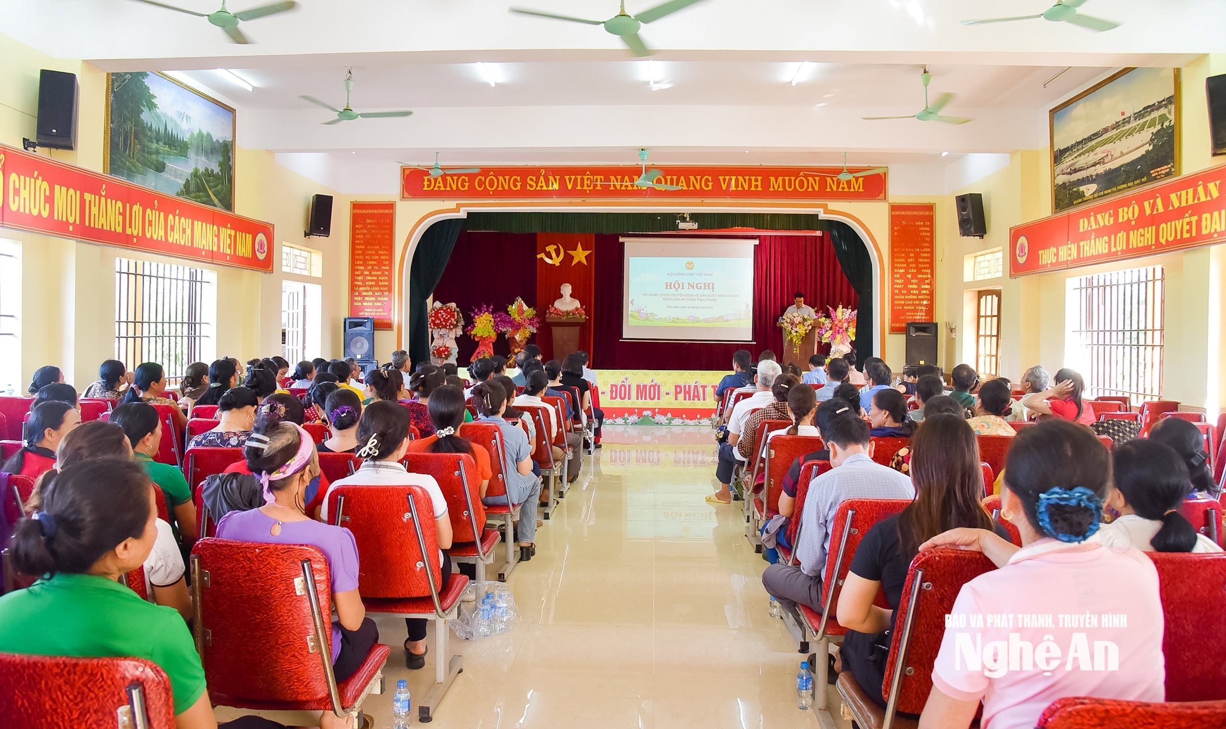 Hội Nông dân tỉnh tập huấn cho nông dân bảo vệ môi trường. Ảnh TL