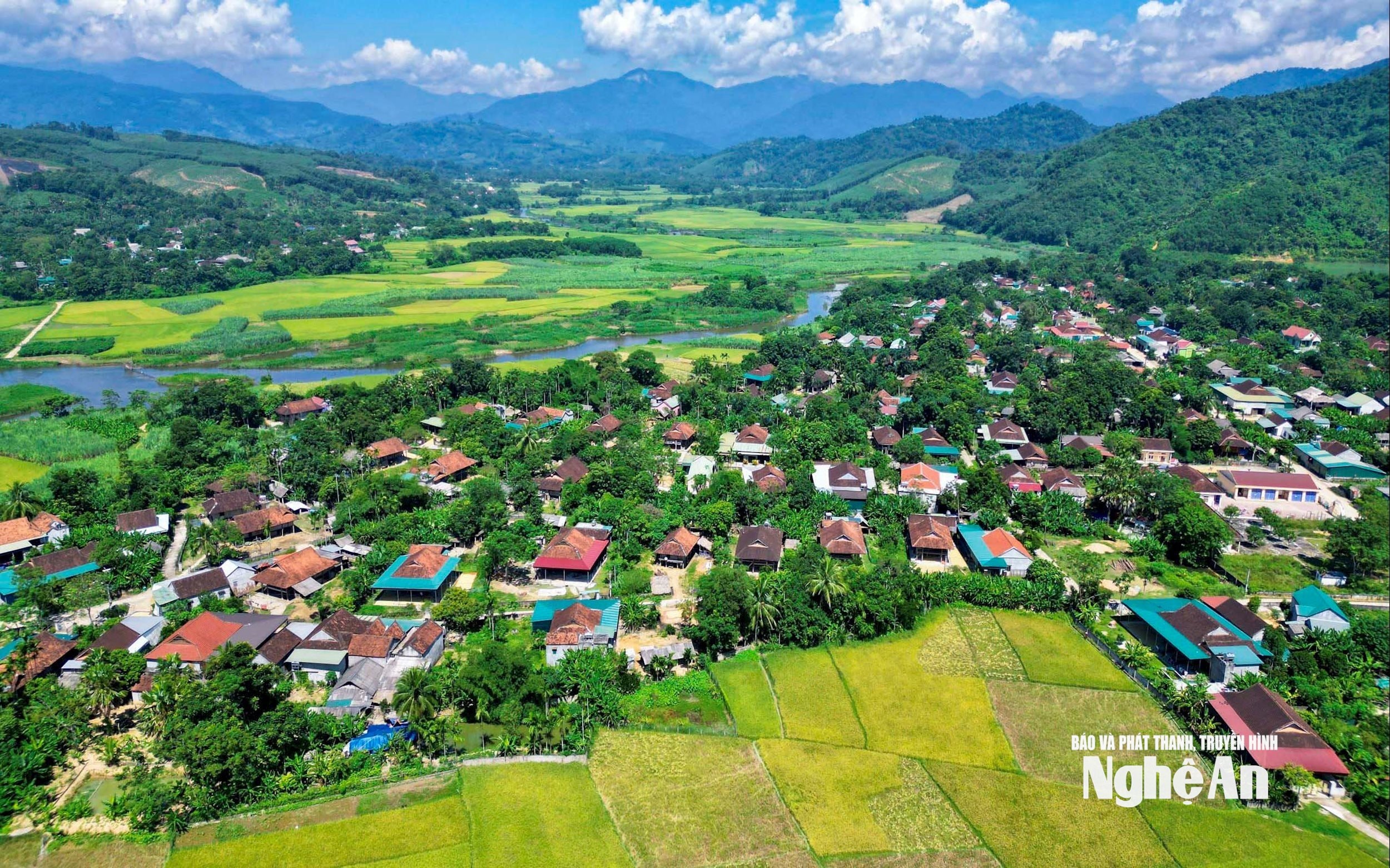 Nông thôn mới ở xã Châu Tiến. Ảnh Đình Tuyên