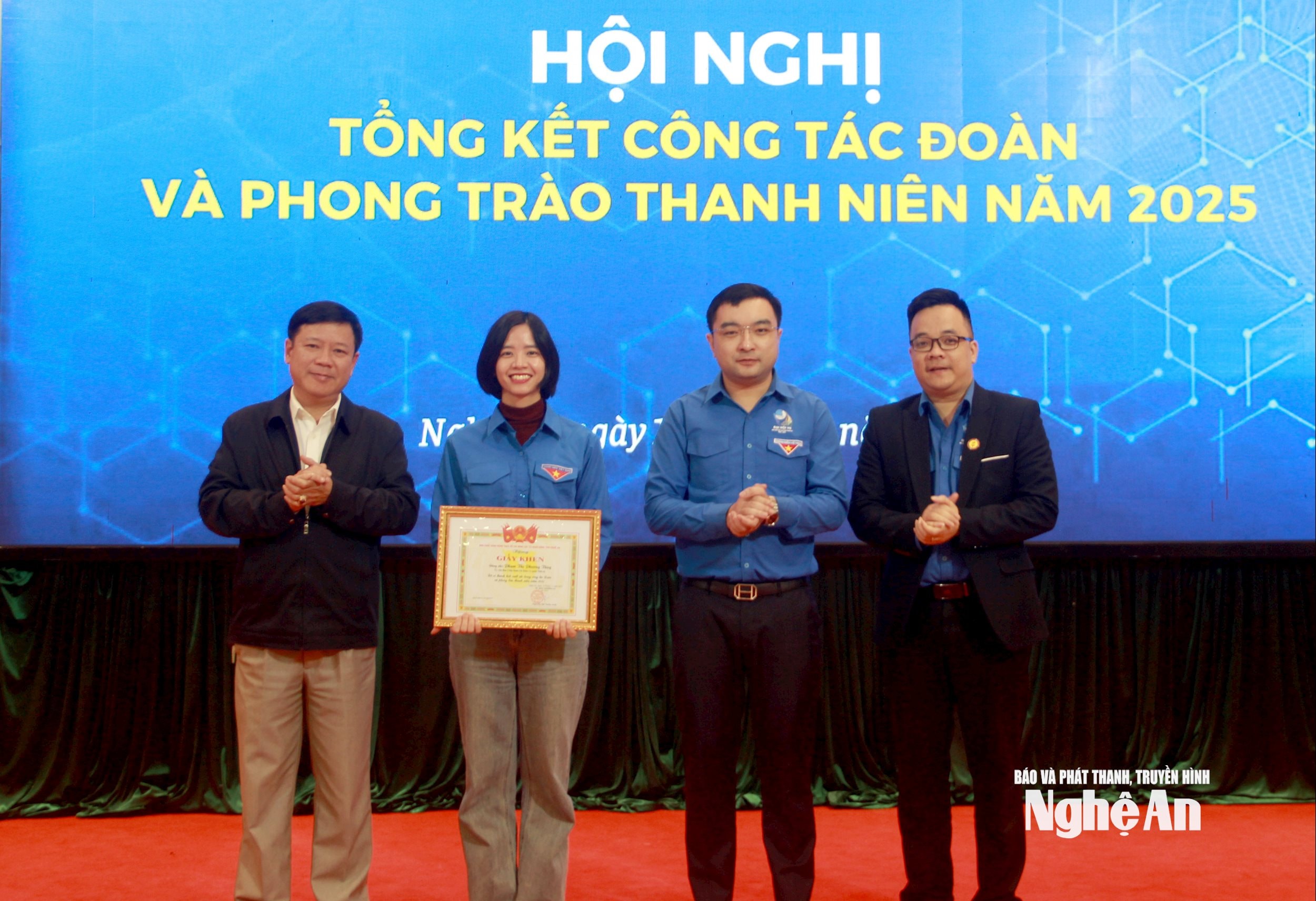 پارٹی کی صوبائی ایجنسیوں کے وفد نے نمایاں کامیابیوں کے حامل اجتماعات کو تعریفی اسناد پیش کیں۔ تصویر: Qua