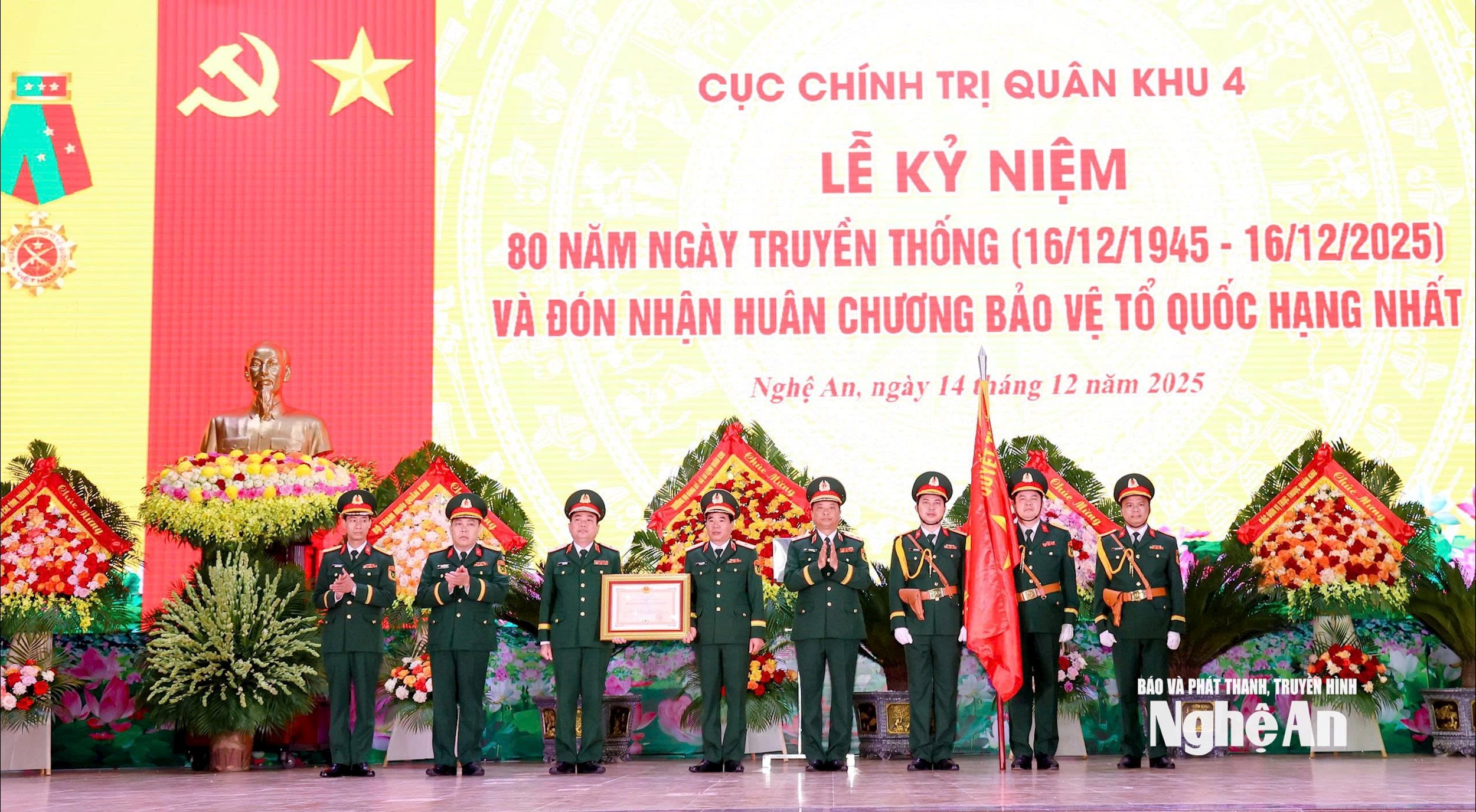 På Vietnams presidents vägnar överlämnade generallöjtnant Ha Tho Binh, biträdande sekreterare för partikommittén och befälhavare för militärregionen, den nationella försvarsorden av första klass till den politiska avdelningen.