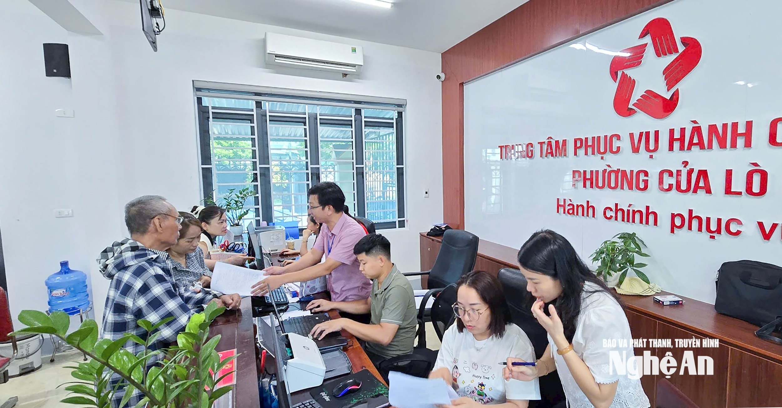 Cán bộ, công chức UBND phường Cửa Lò hướng dẫn, giải quyết và trả kết quả thủ tục hành chính cho người dân trong ngày thứ Bảy. Mai Hoa