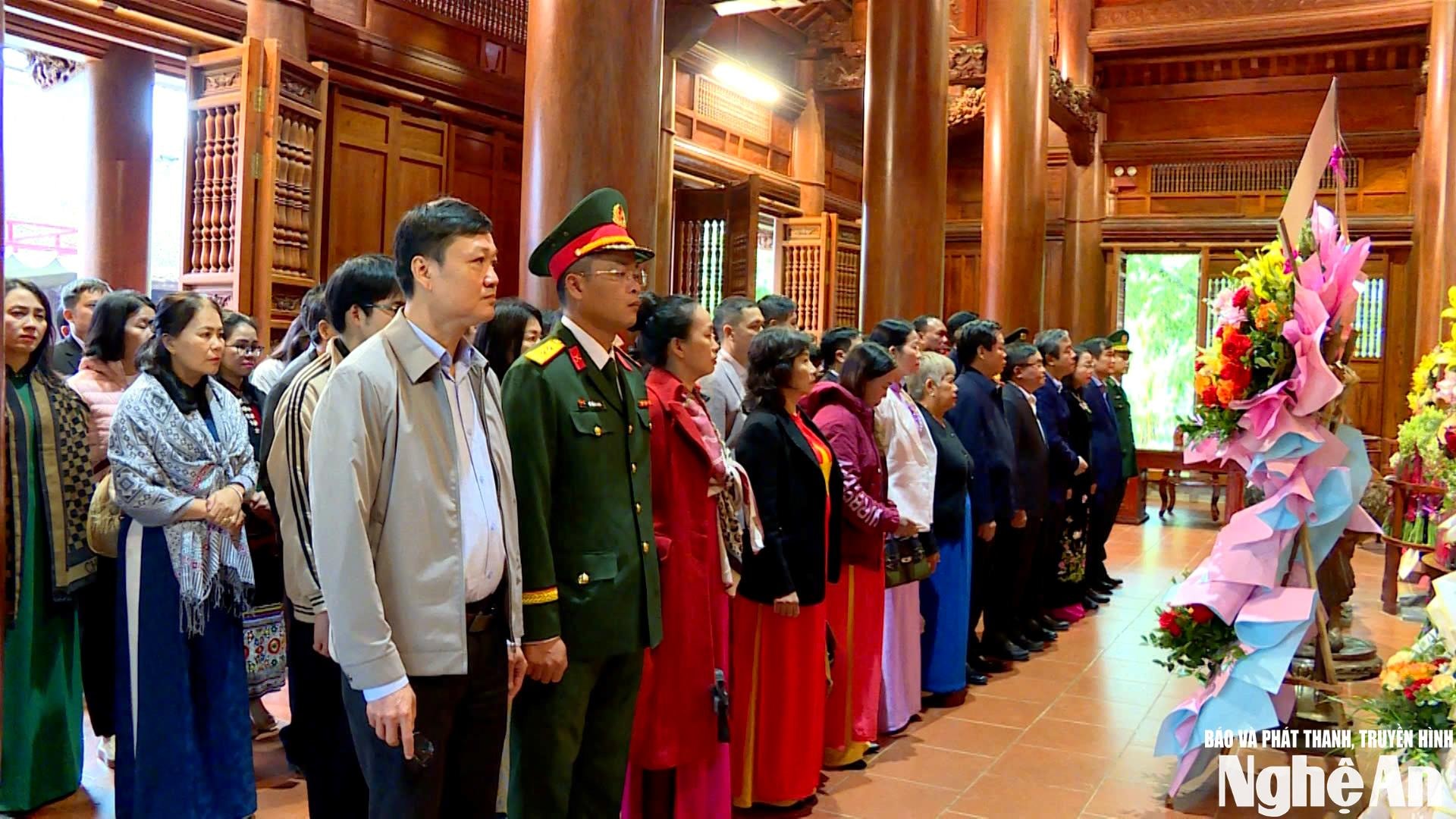 Đoàn đại biểu dâng hoa, dâng hương tưởng niệm Chủ tịch Hồ Chí Minh. Ảnh: Thanh Thảo