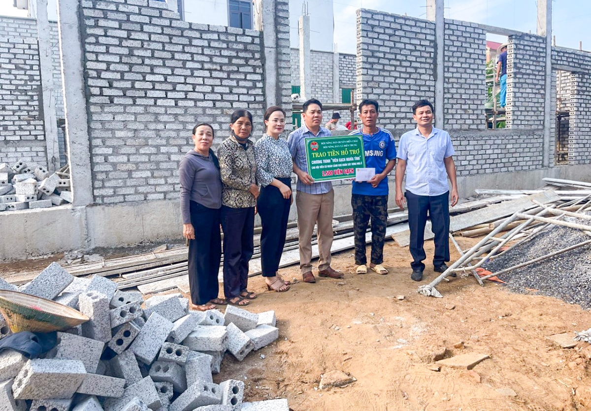 Hội Nông dân xã Diên Trung (Diễn Châu) trao tặng viên gạch nghĩa tình