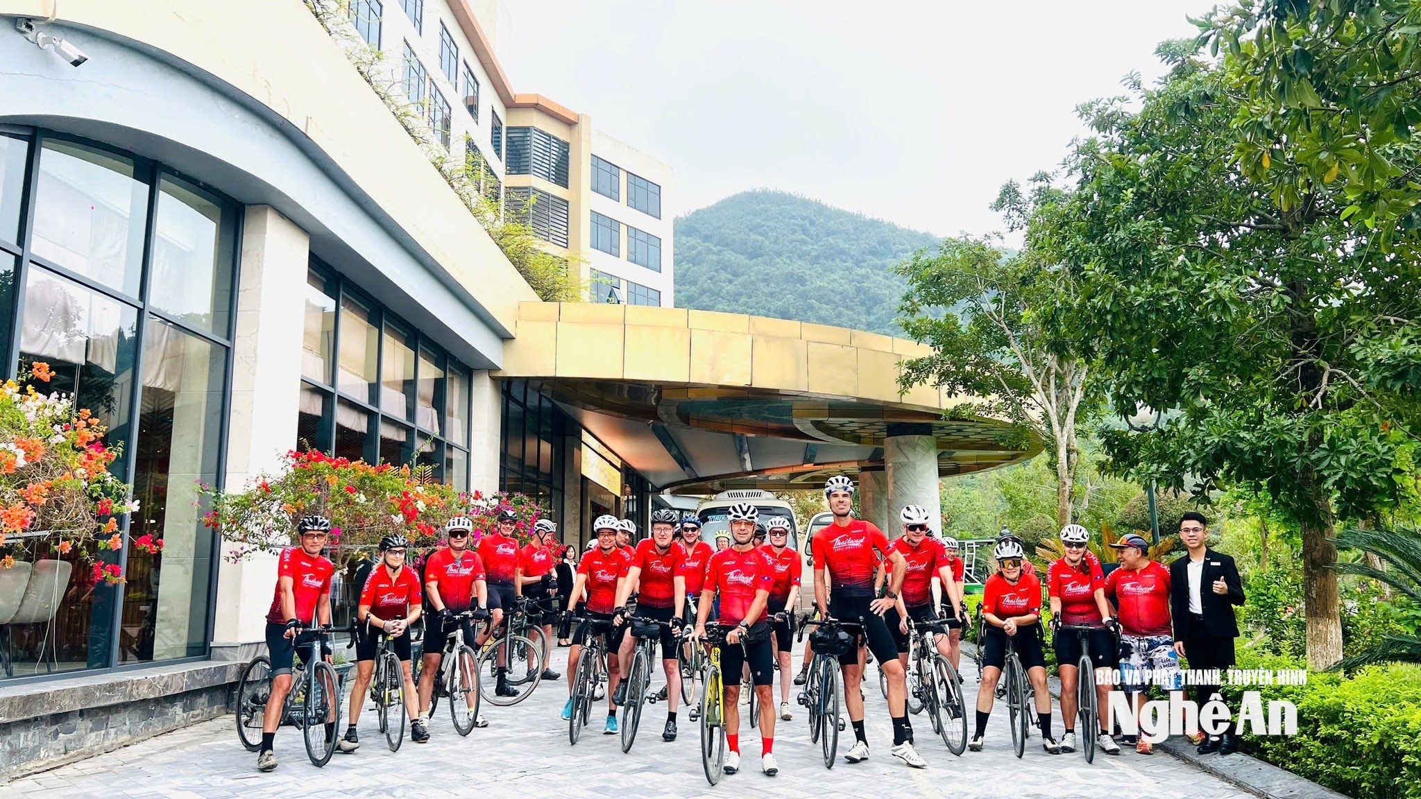 En gruppe internasjonale turister opplever turistområdet Muong Thanh Green Land Dien Lam.