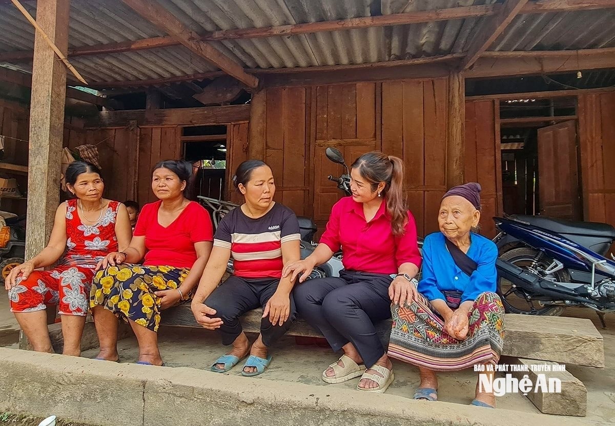 Bí thư Chi bô bản Phồng Vi Thị Ánh (áo đỏ) trò chuyện với phụ nữ trong bản. Ảnh GH
