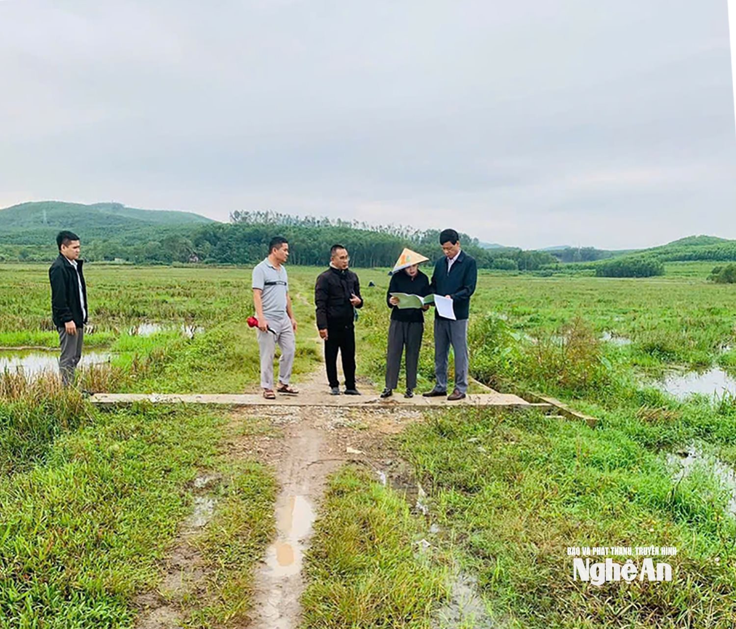  Cán bộ xã Tam Hợp khảo sát hệ thống giao thông và kênh mương nội đồng trên địa bàn. 