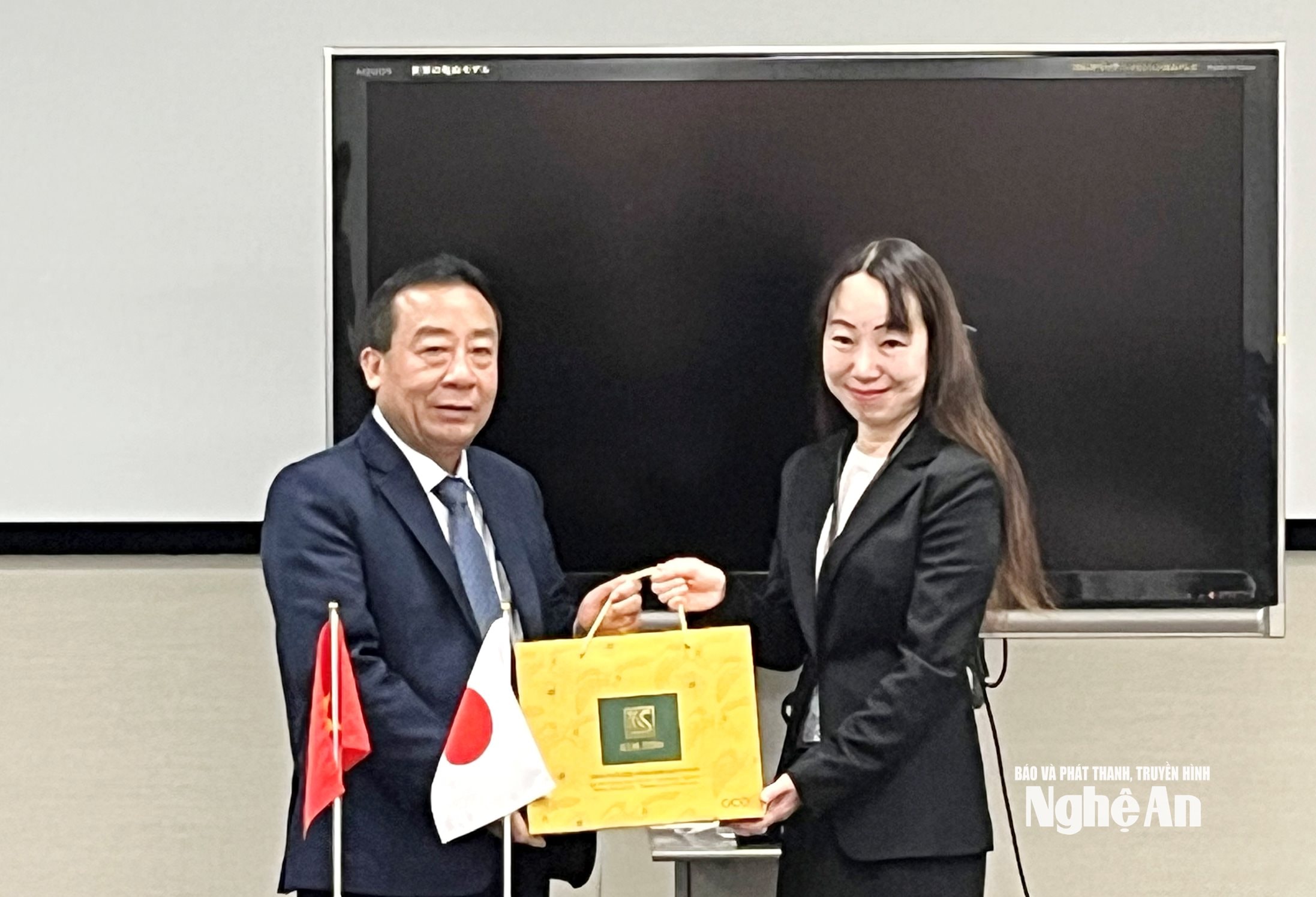 آقای نگوین ون دی، نایب رئیس، به نمایندگان جایکا هدایایی اهدا میکند.