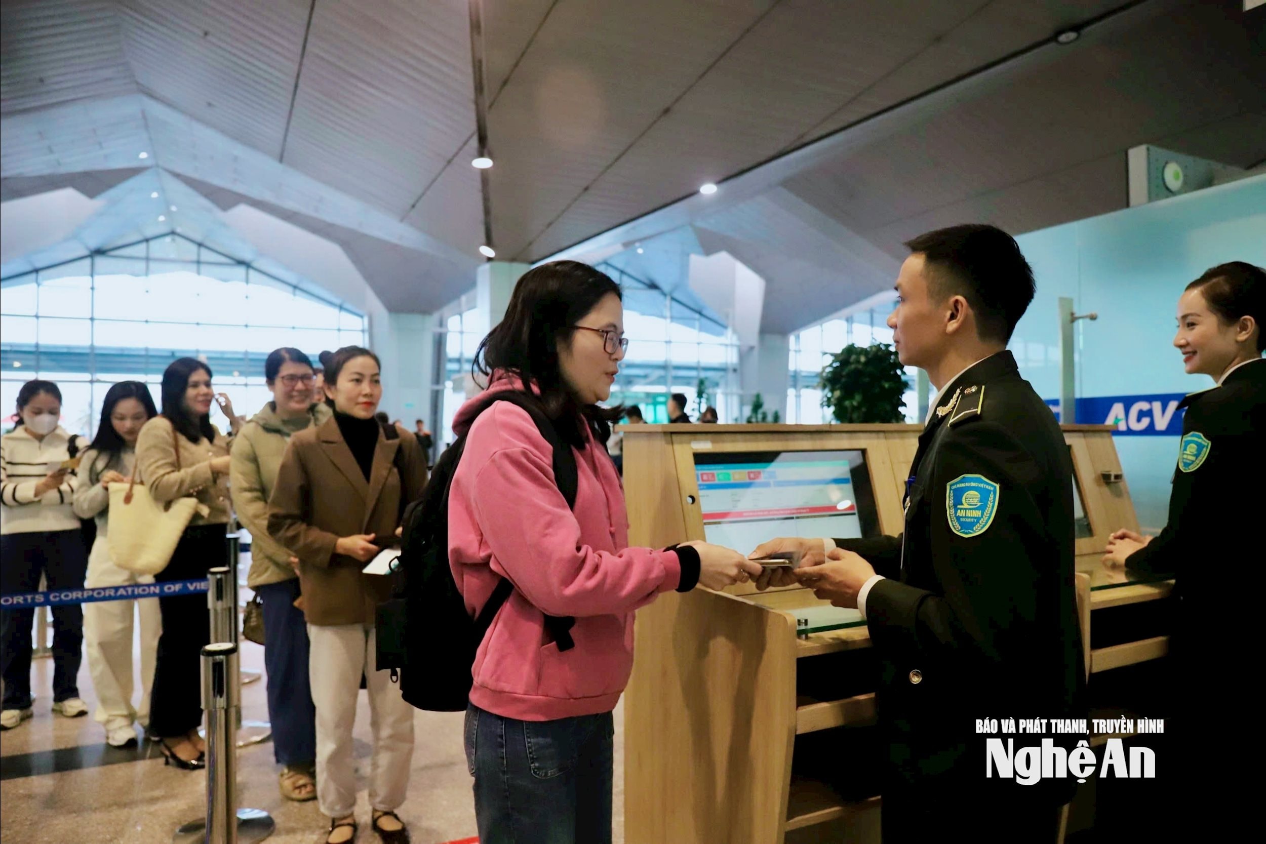 ដើម្បីធានាបាននូវប្រតិបត្តិការប្រកបដោយសុវត្ថិភាព អាកាសយានដ្ឋានអន្តរជាតិវិញ សហការជាមួយអង្គភាពផ្សេងទៀត បានរៀបចំការហោះហើរសាកល្បង VJ1225 ដោយជោគជ័យ ដោយមានគោលបំណងវាយតម្លៃដំណើរការទាំងមូល និងរៀបចំសម្រាប់ការបន្តប្រតិបត្តិការឡើងវិញ។ រូបថត៖ Q.A