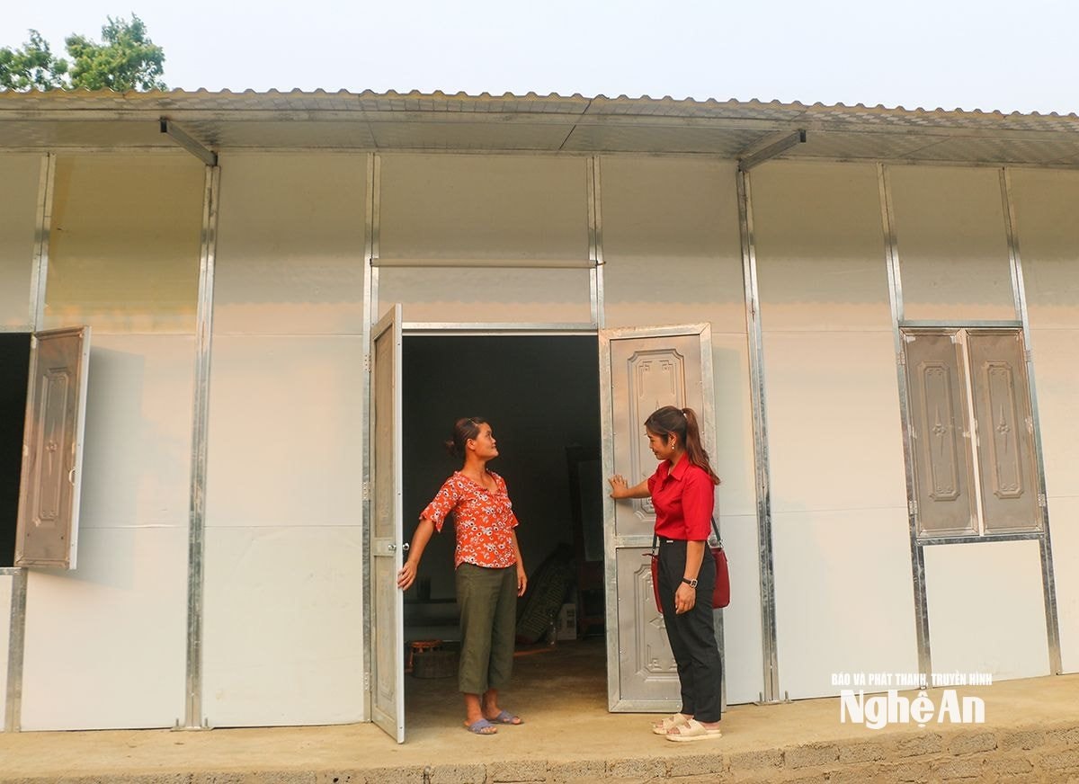 Bí thư Chi bộ bản Phồng Vi Thị Ánh thăm hộ được tặng nhà ở theo chương trình xóa nhà dột nát. Ảnh K.L